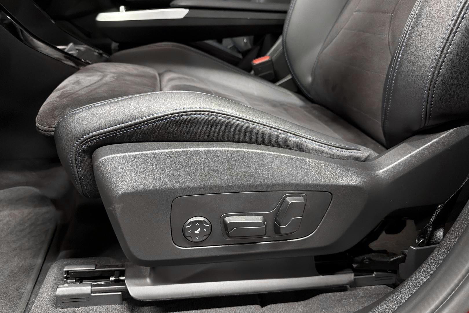 BMW iX1 iso kuva 15