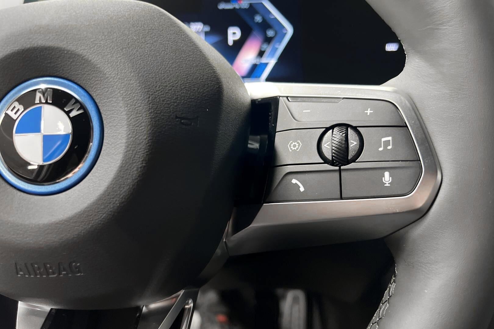 BMW iX1 iso kuva 14
