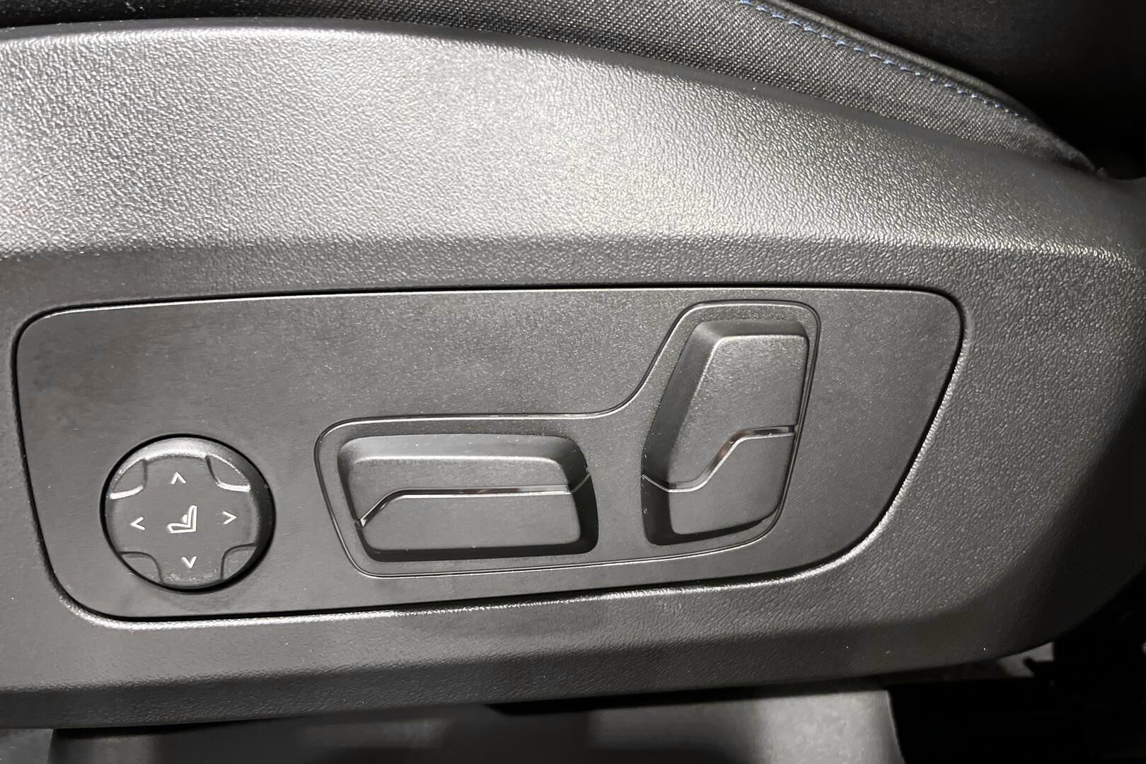 BMW iX1 iso kuva 16