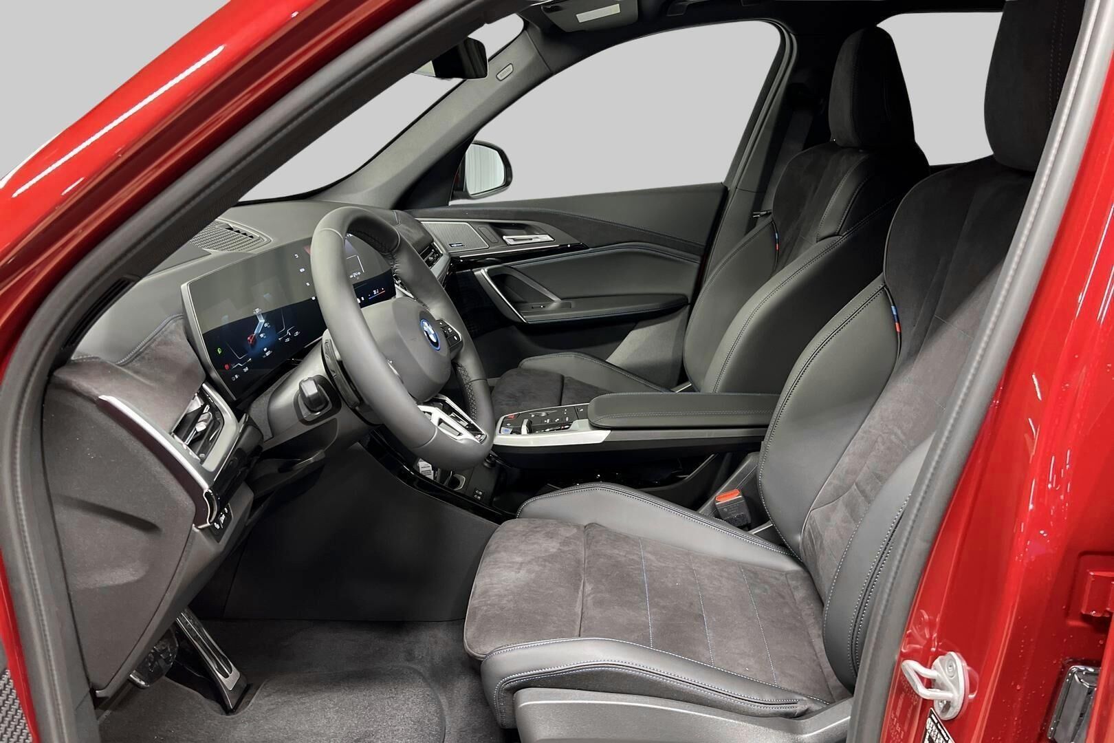 BMW iX1 iso kuva 6