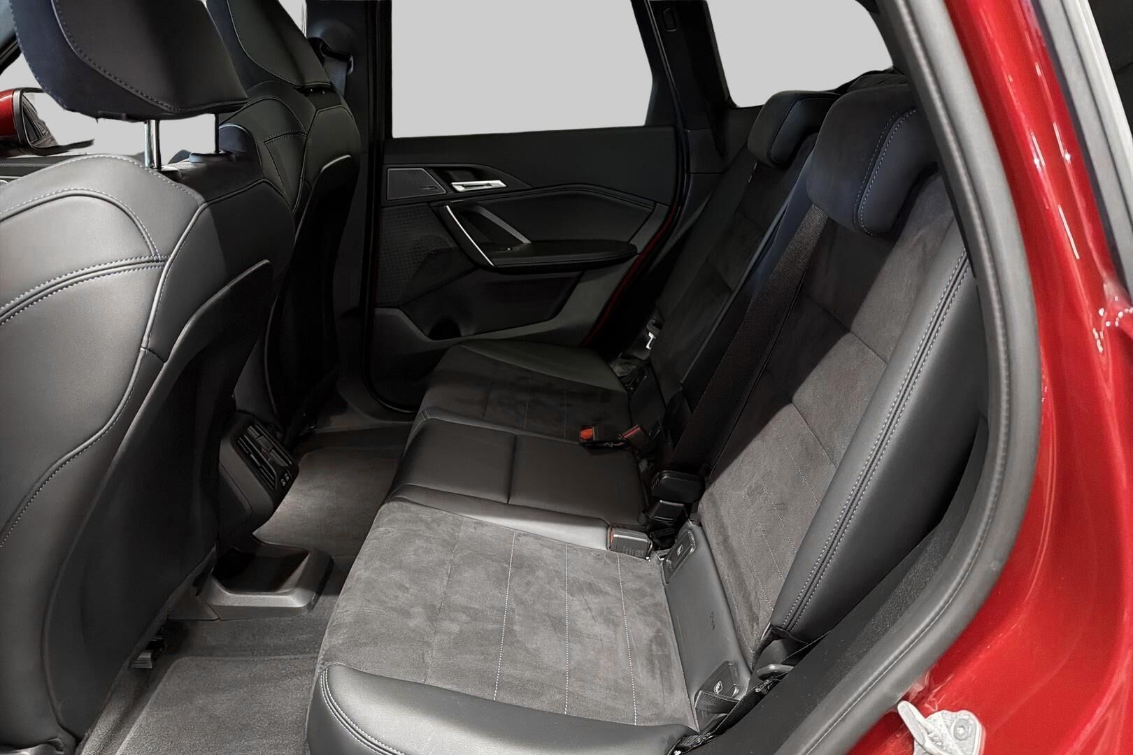 BMW iX1 iso kuva 9