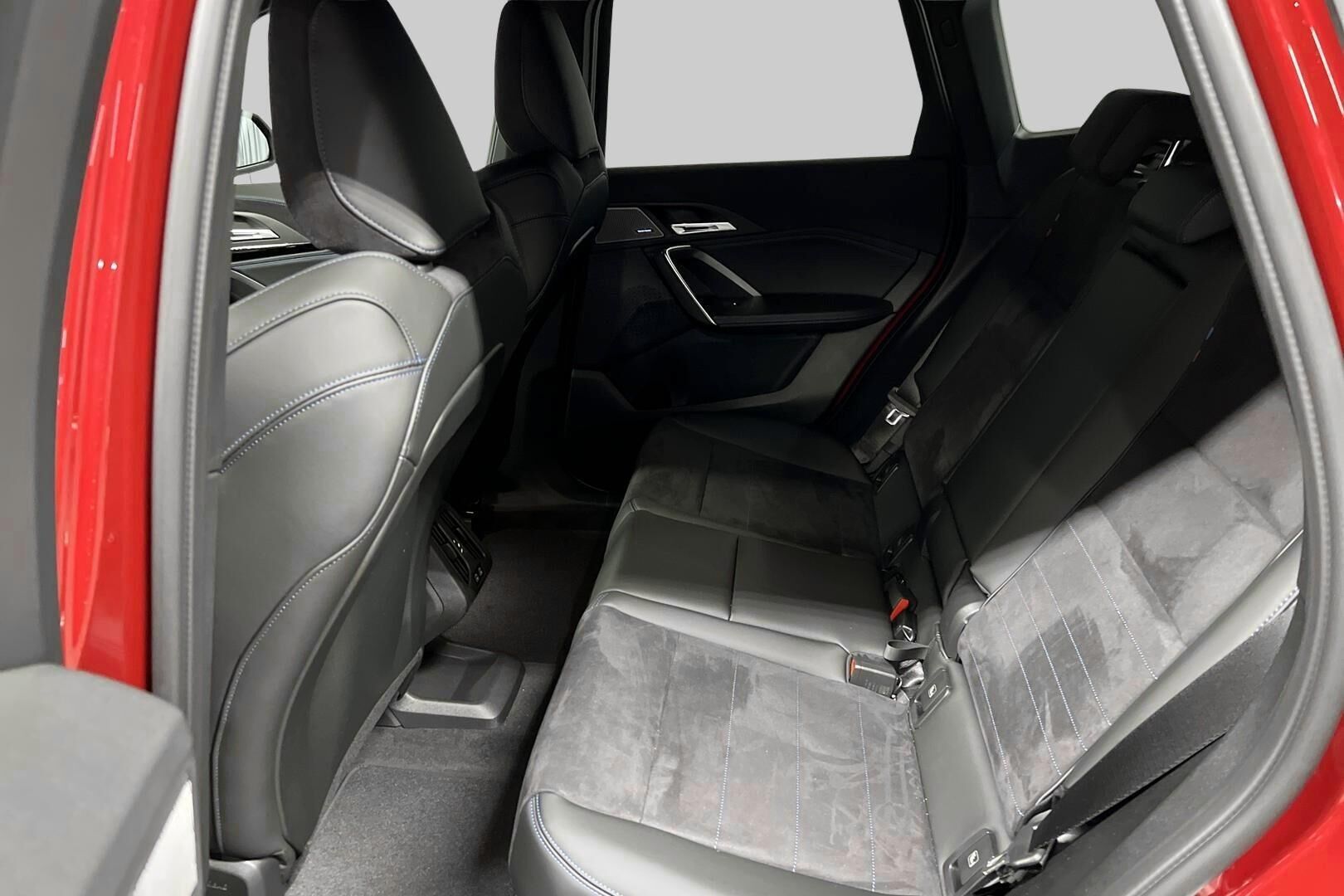 BMW iX1 iso kuva 7
