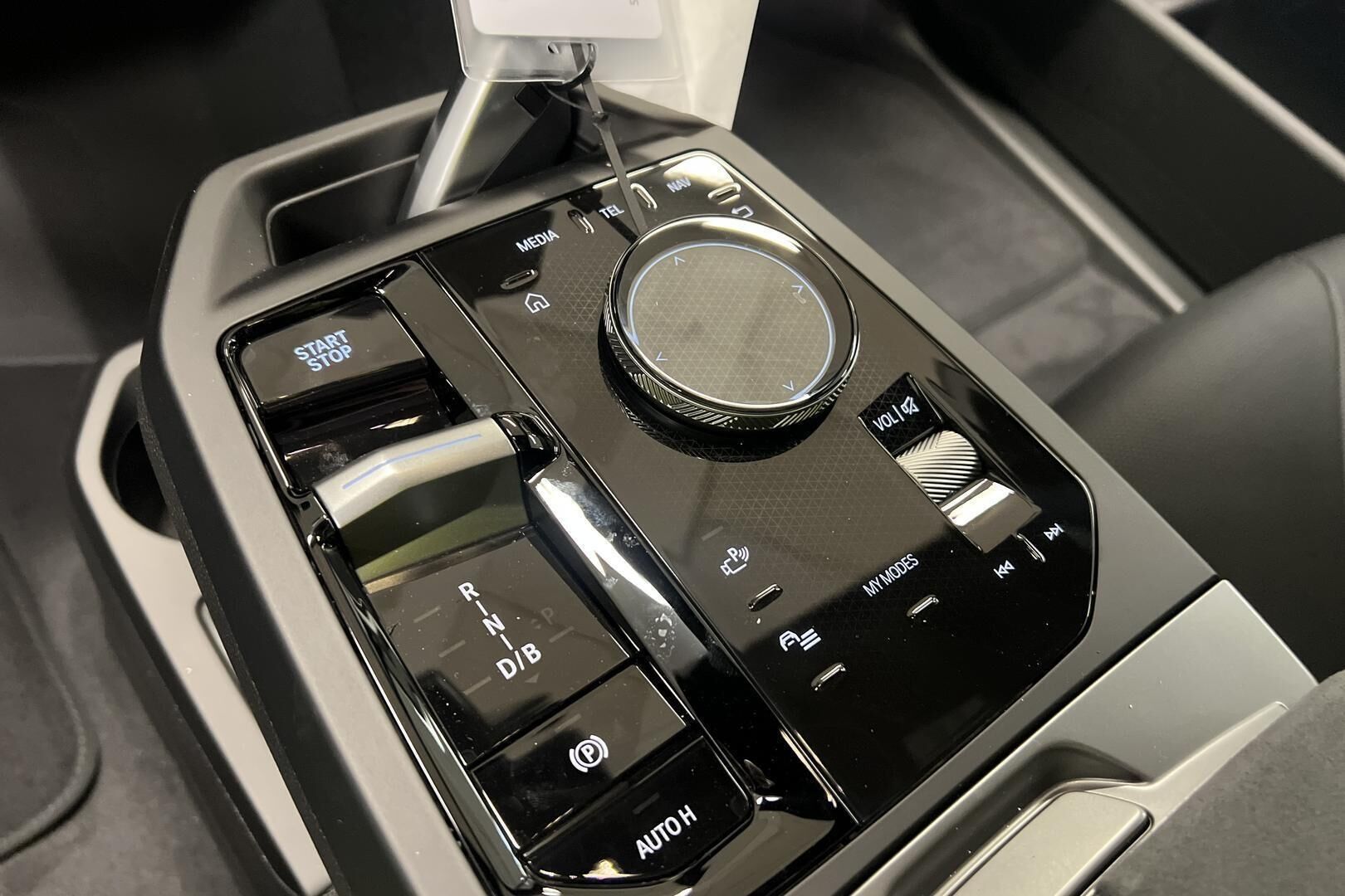 BMW iX iso kuva 14