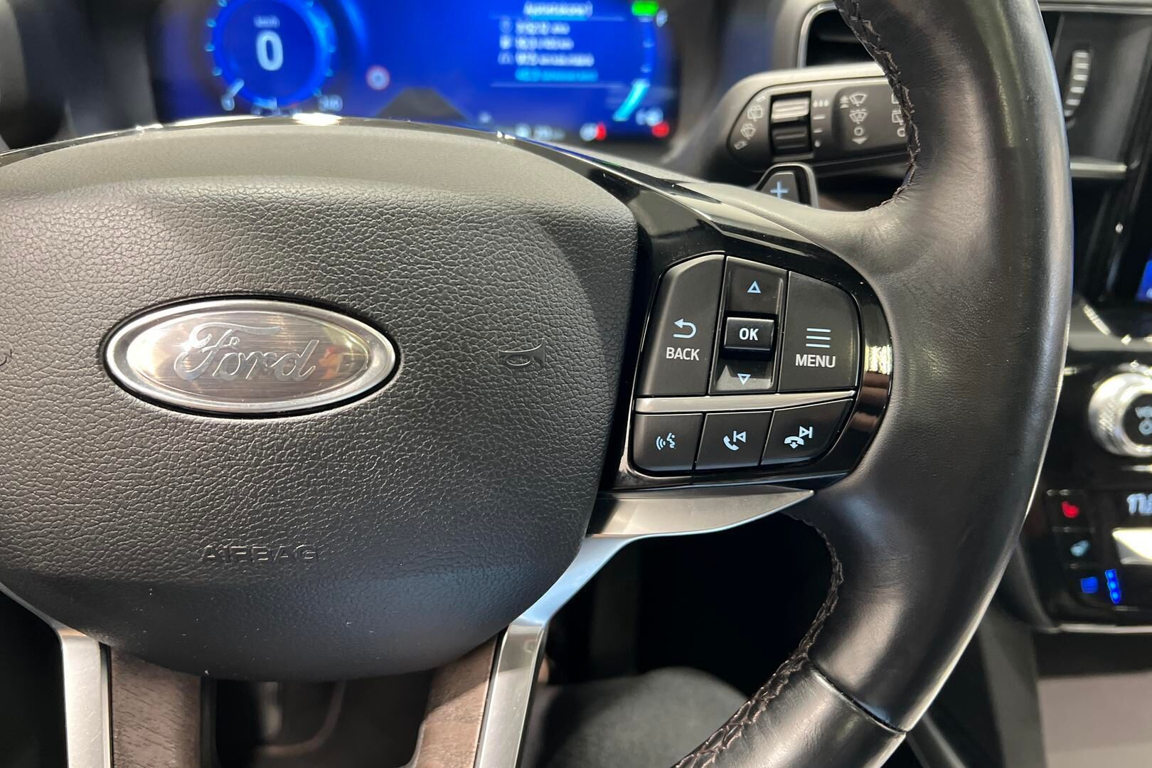 FORD EXPLORER iso kuva 29