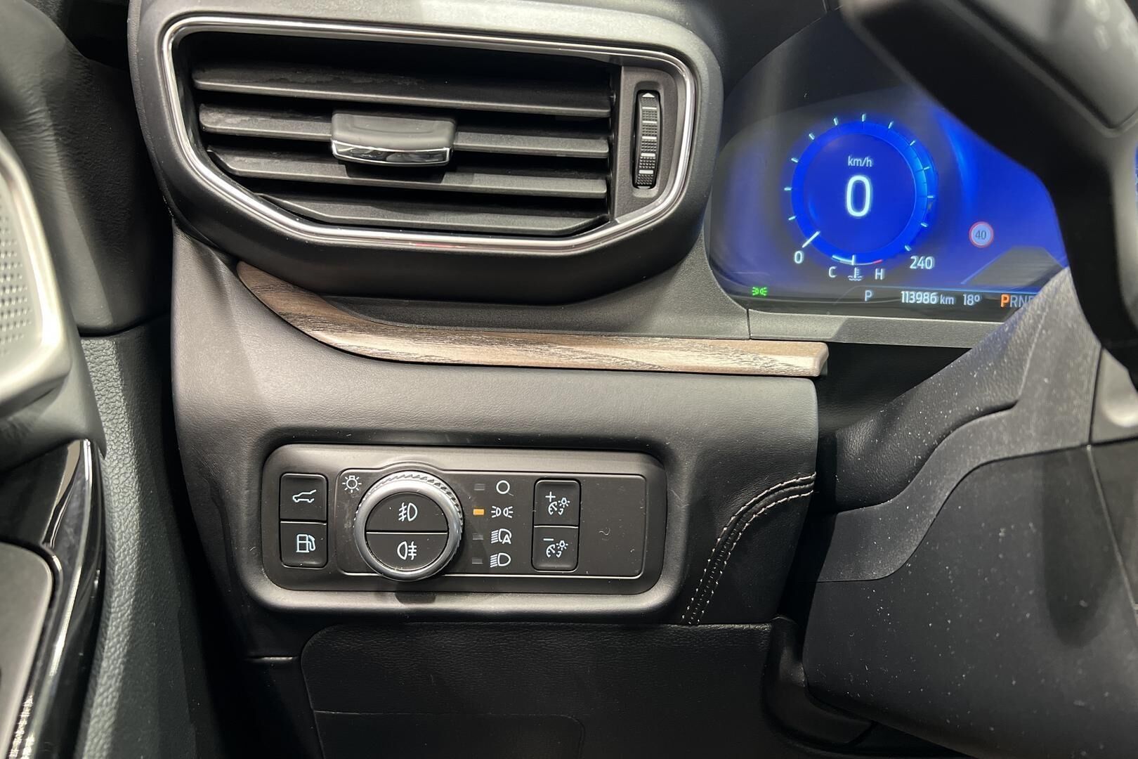 FORD EXPLORER iso kuva 31