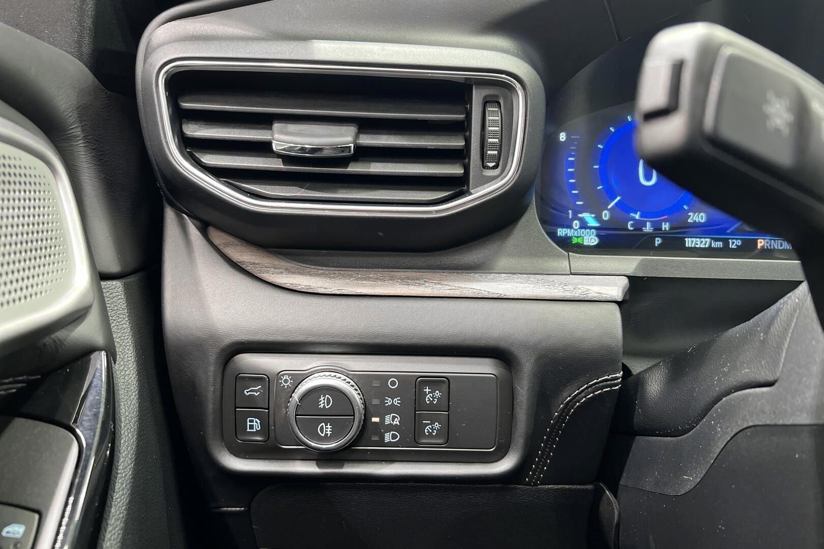 FORD EXPLORER iso kuva 34