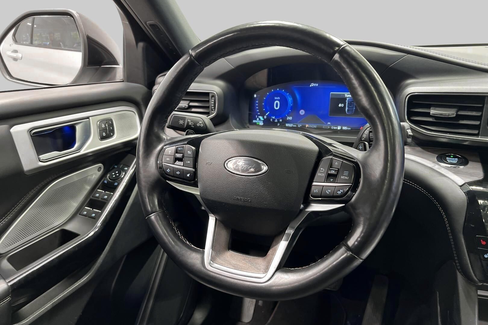 FORD EXPLORER iso kuva 42