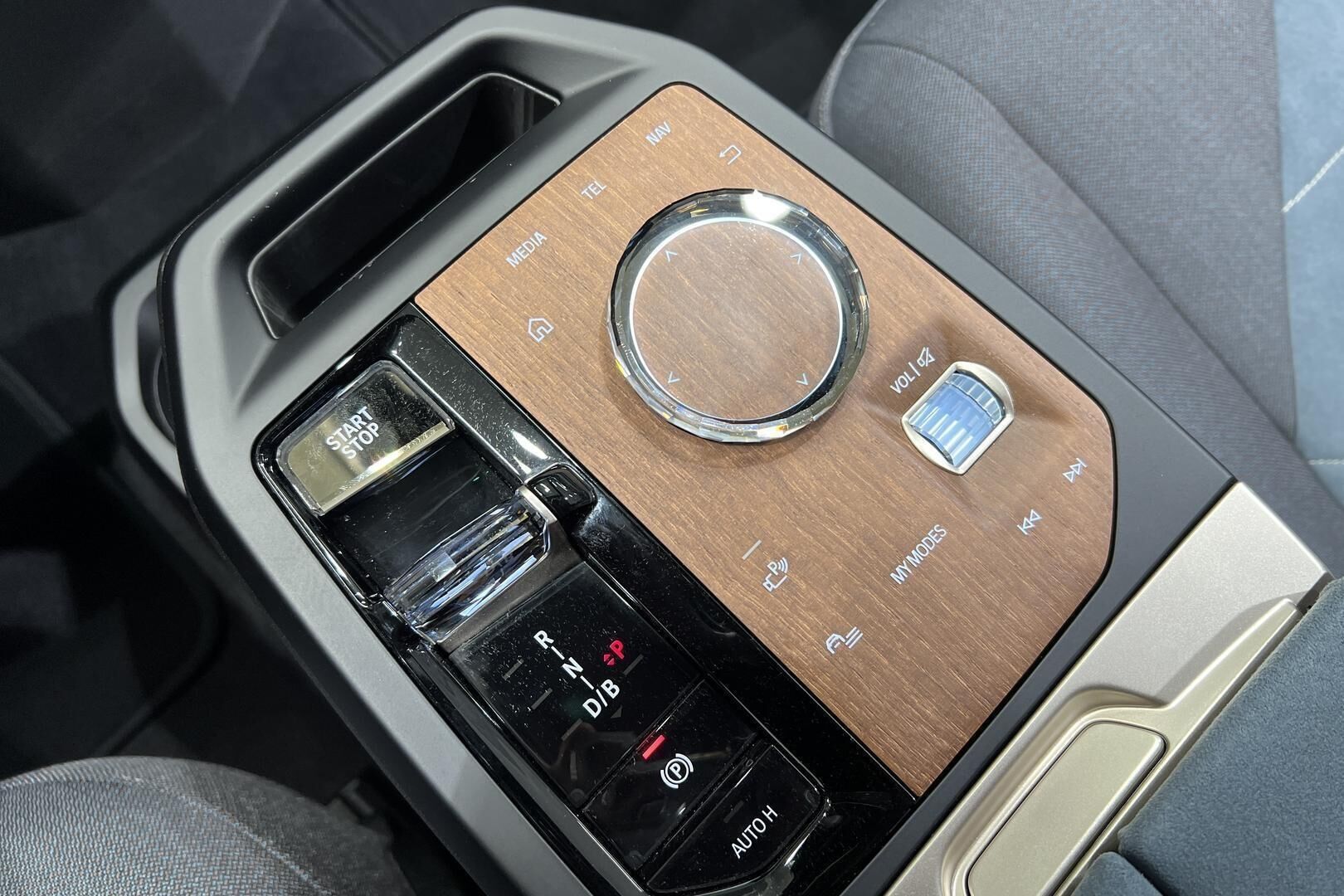 BMW IX iso kuva 24