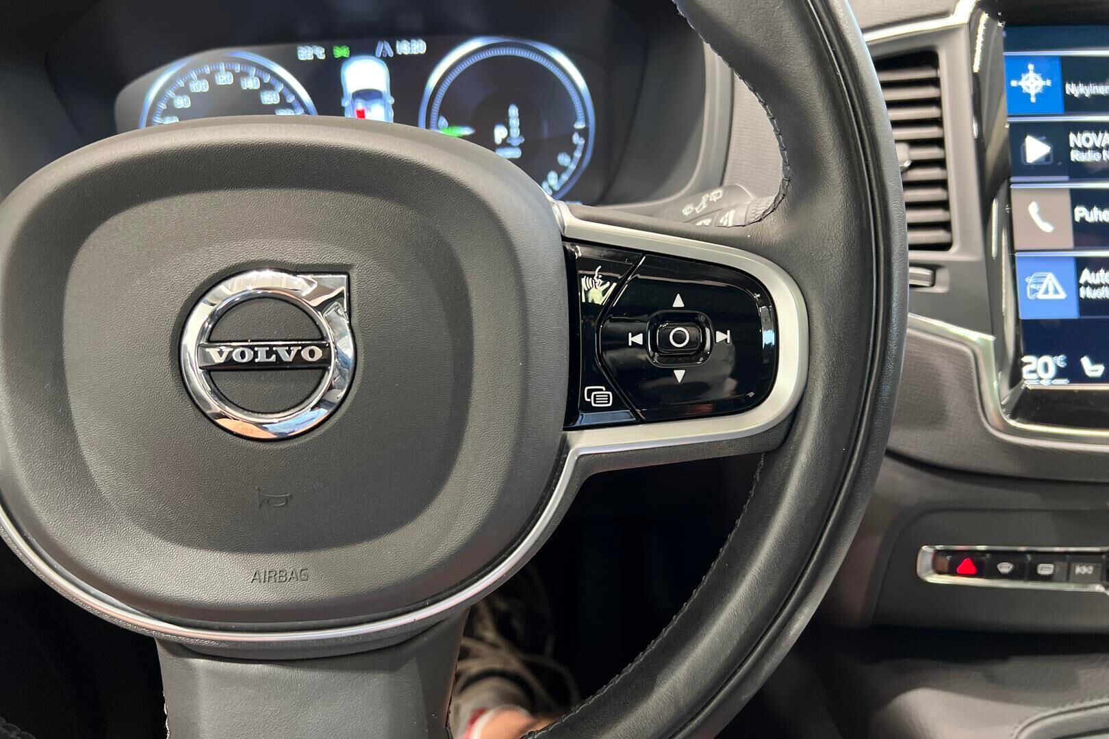 VOLVO XC90 iso kuva 36
