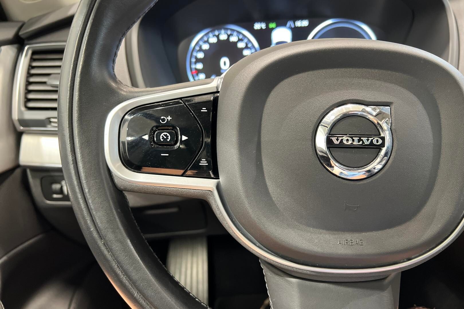 VOLVO XC90 iso kuva 23