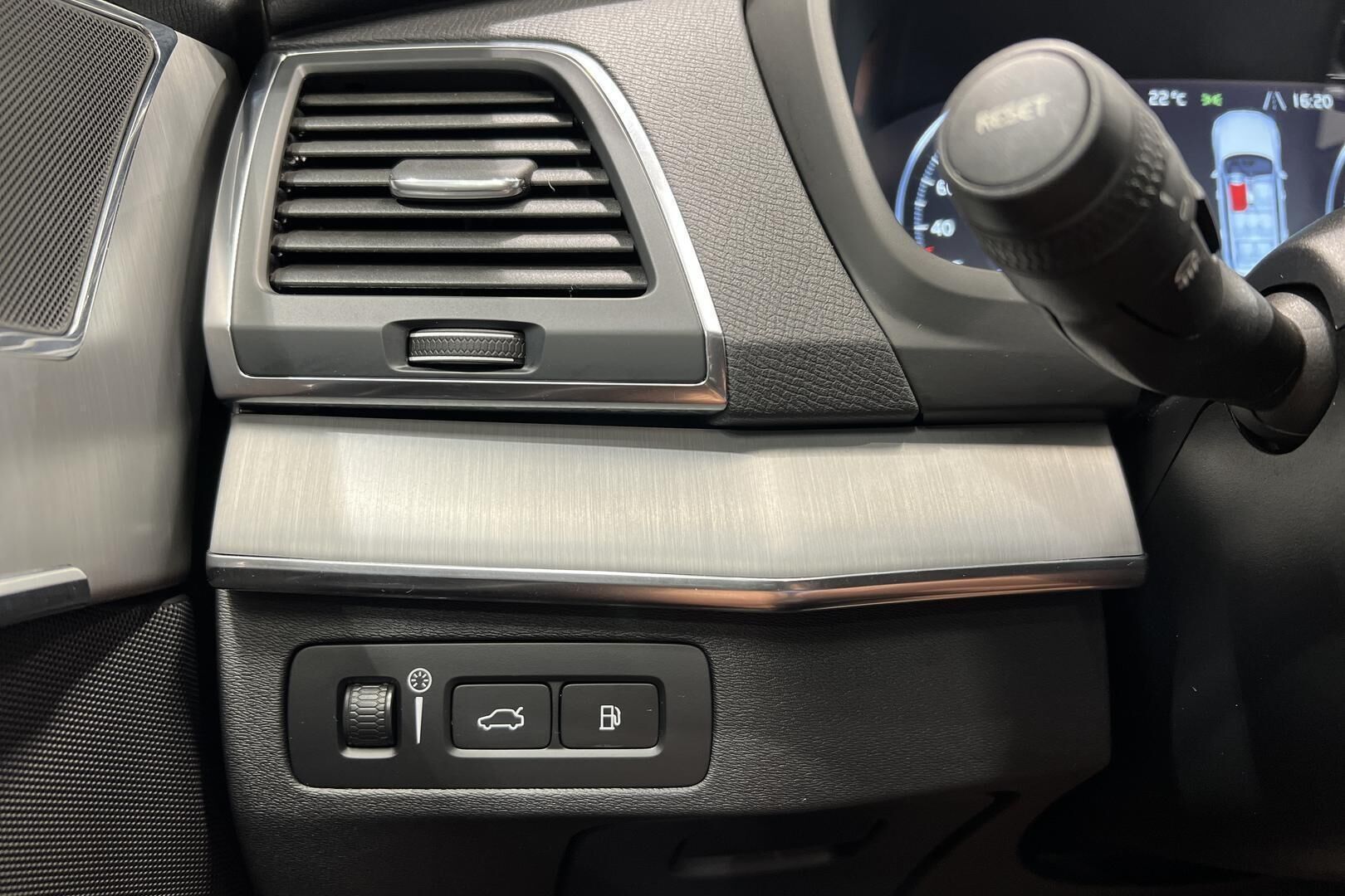 VOLVO XC90 iso kuva 24