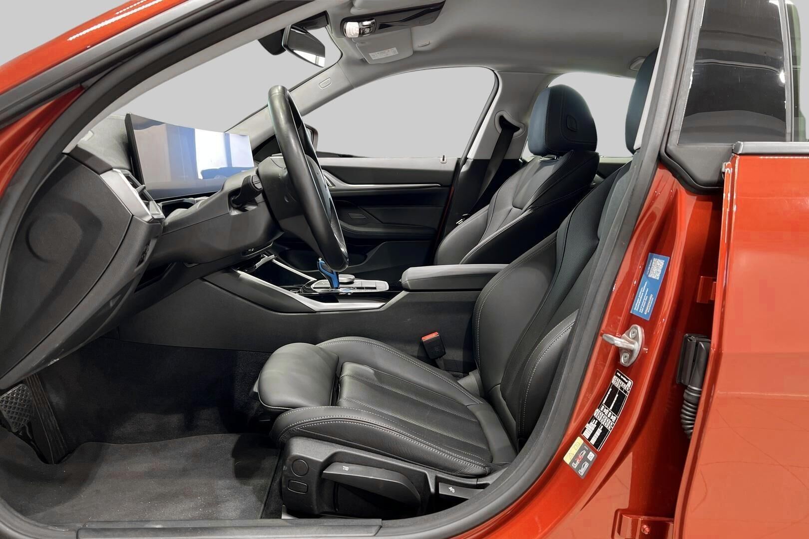 BMW I4 iso kuva 9