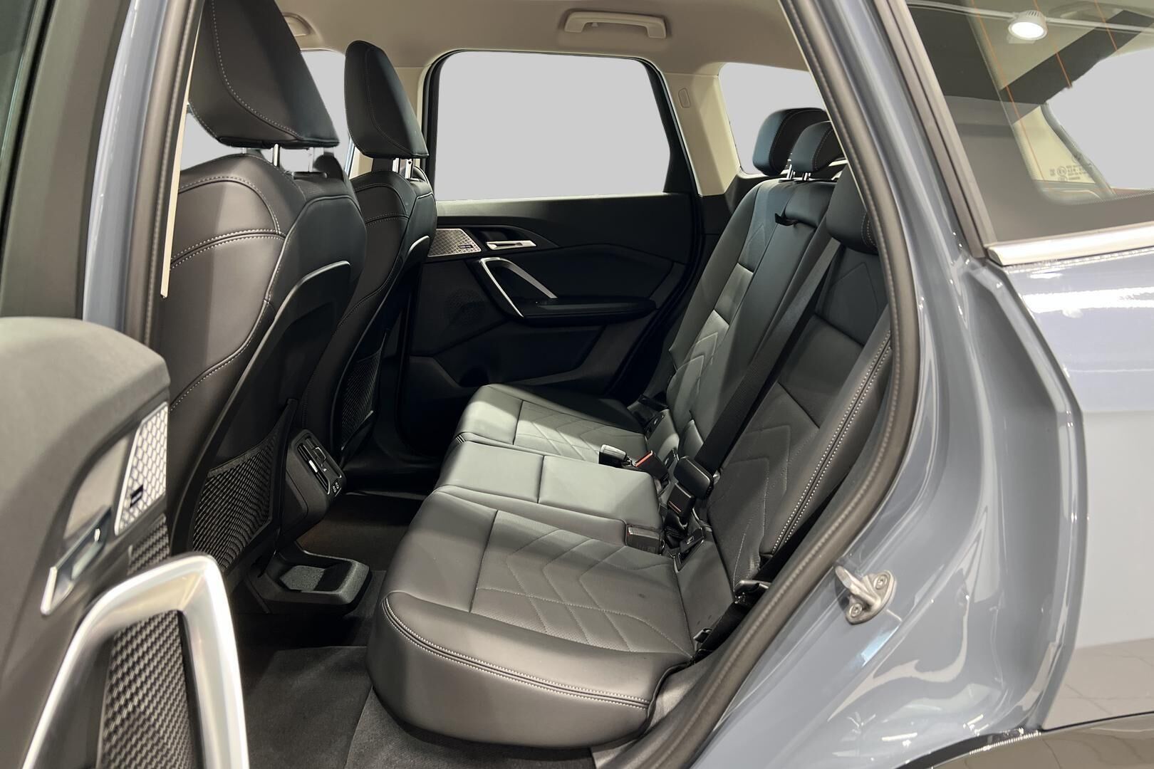 BMW iX1 iso kuva 10
