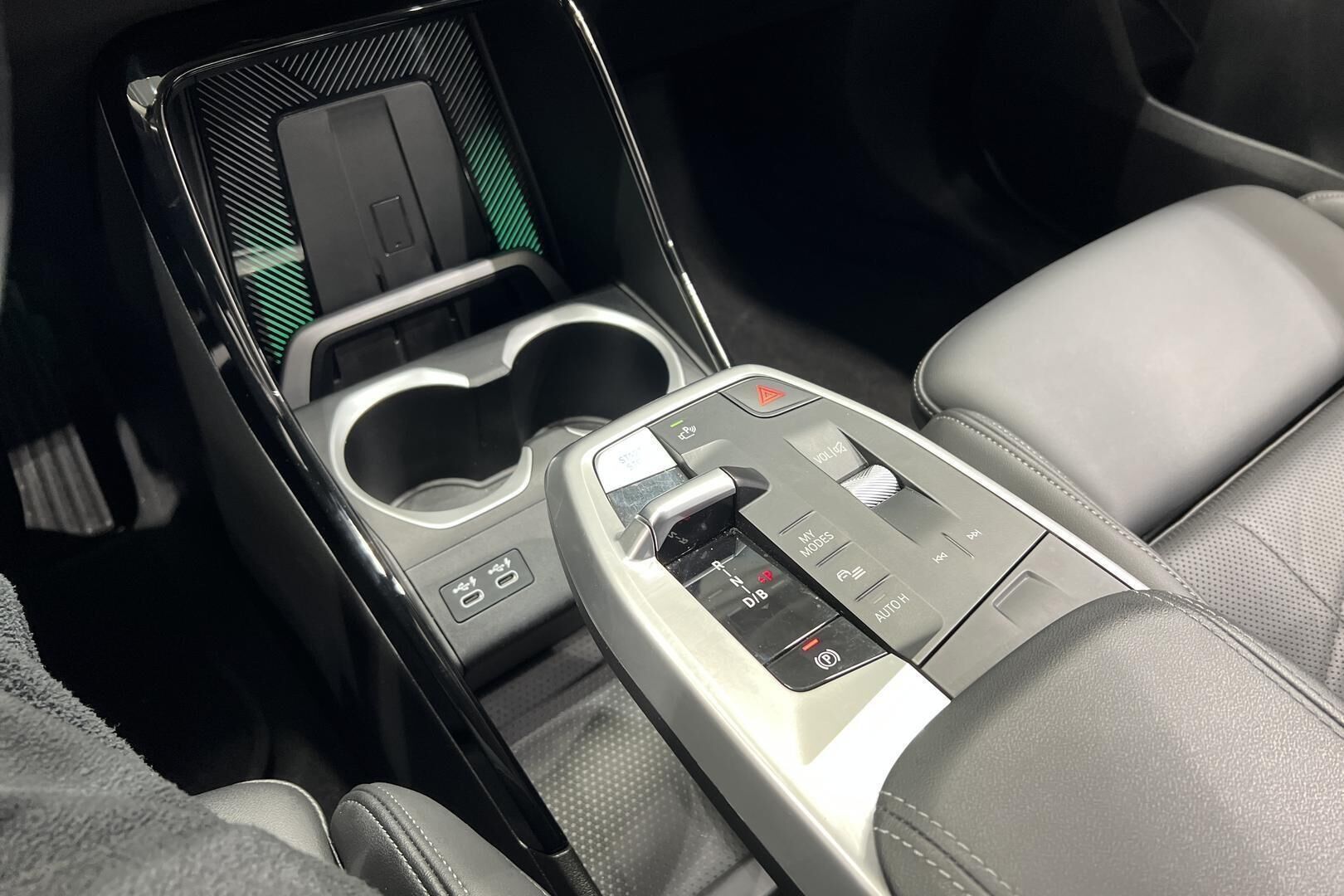 BMW iX1 iso kuva 23