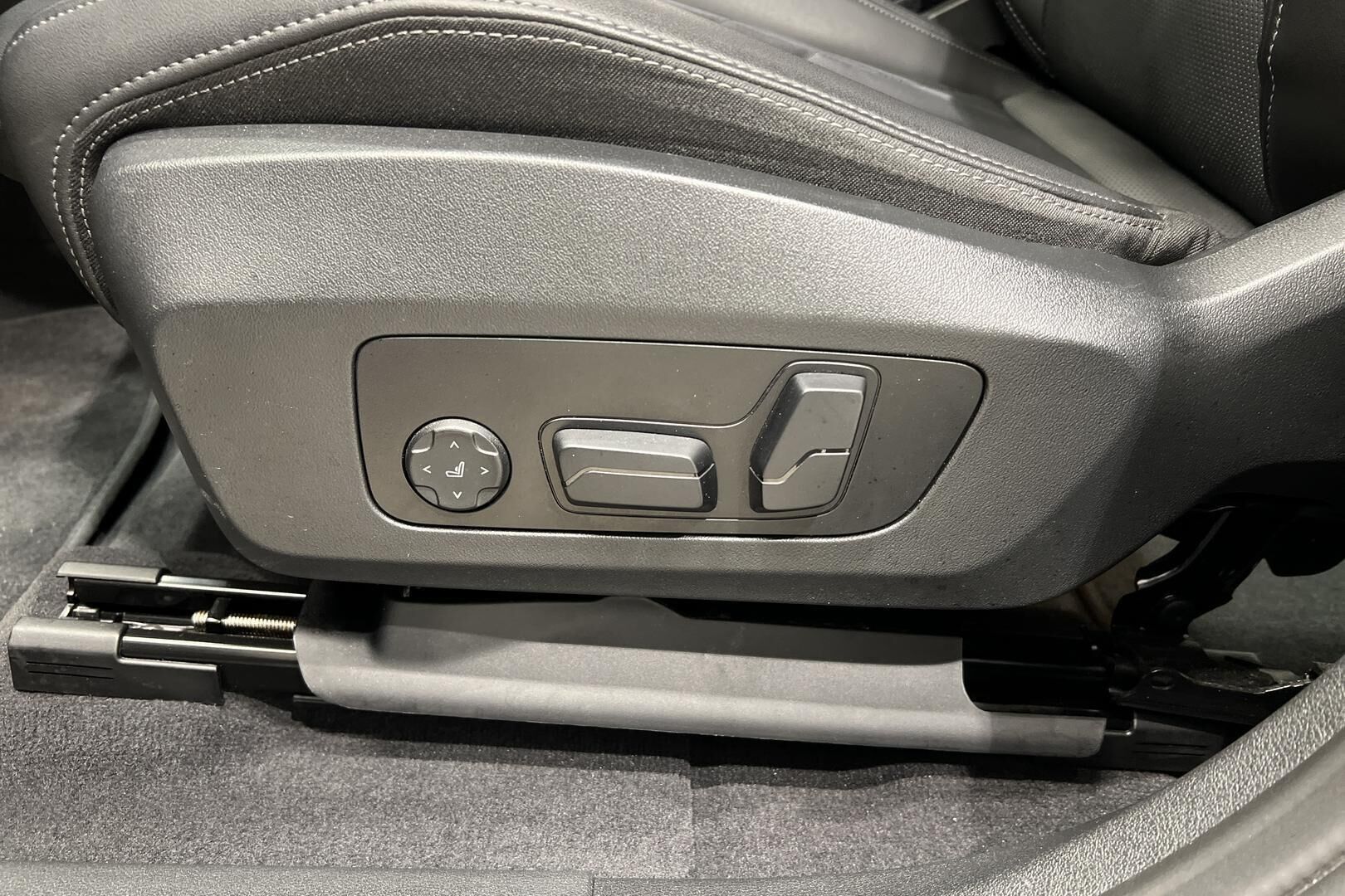 BMW iX1 iso kuva 31