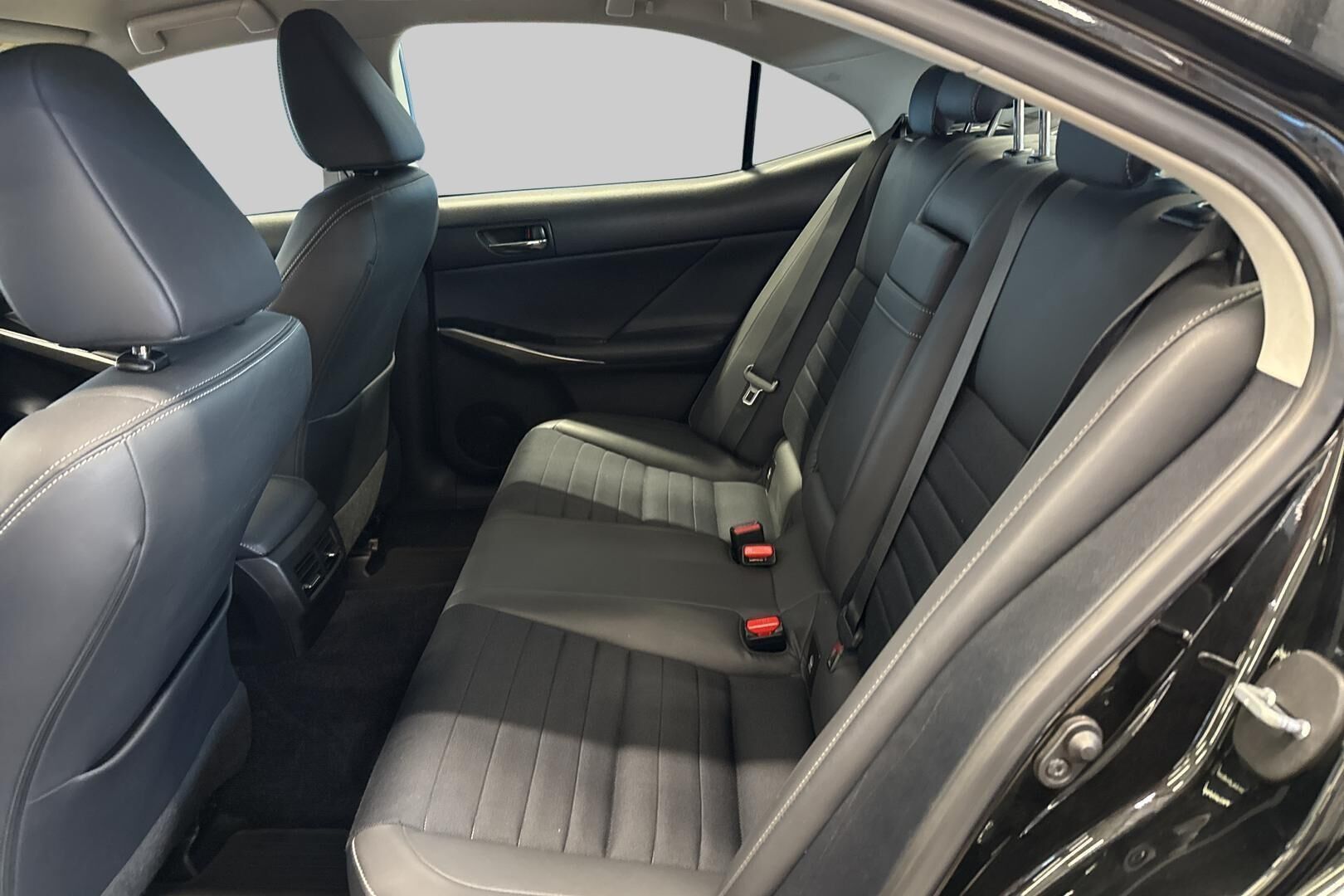 LEXUS IS iso kuva 10