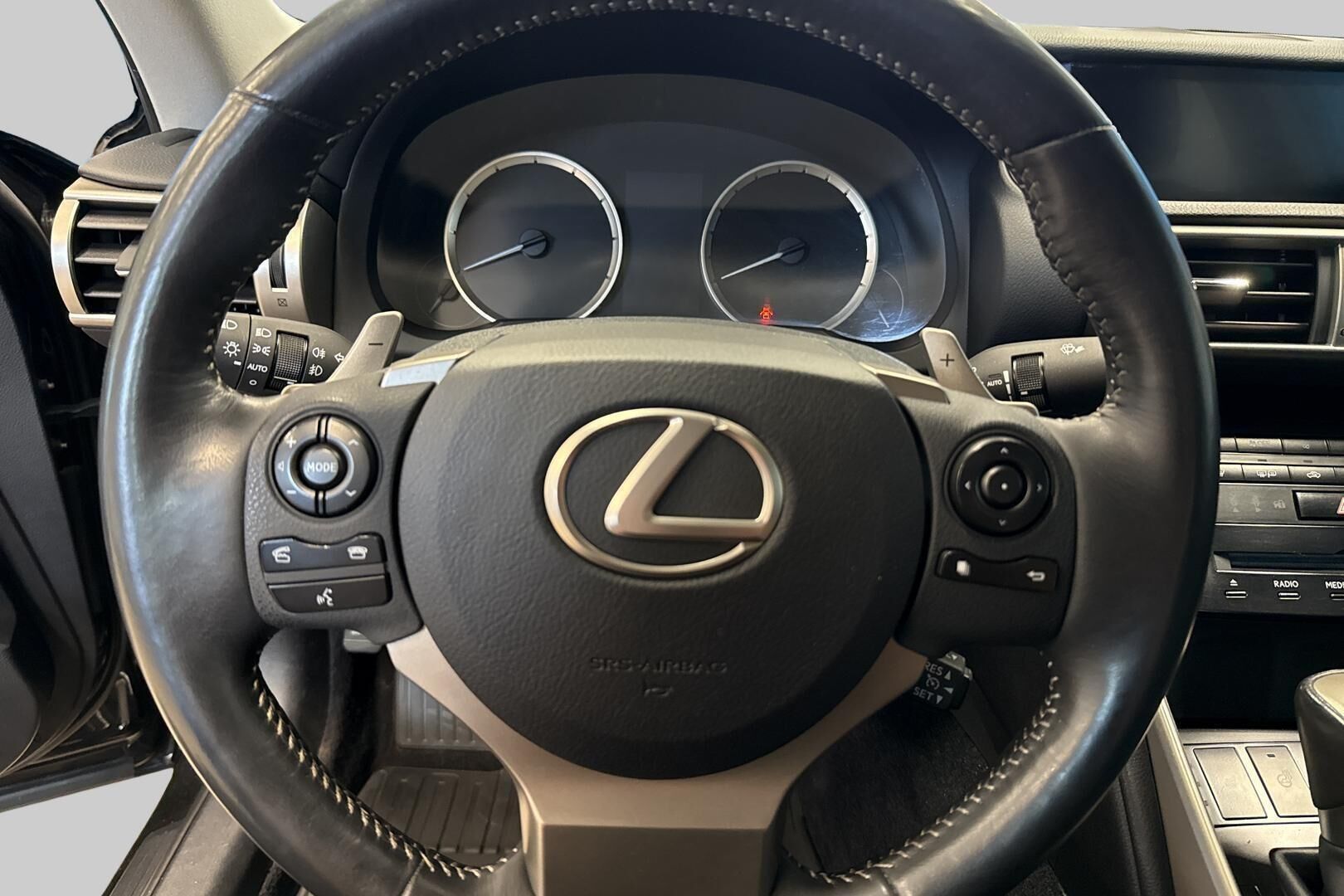 LEXUS IS iso kuva 16