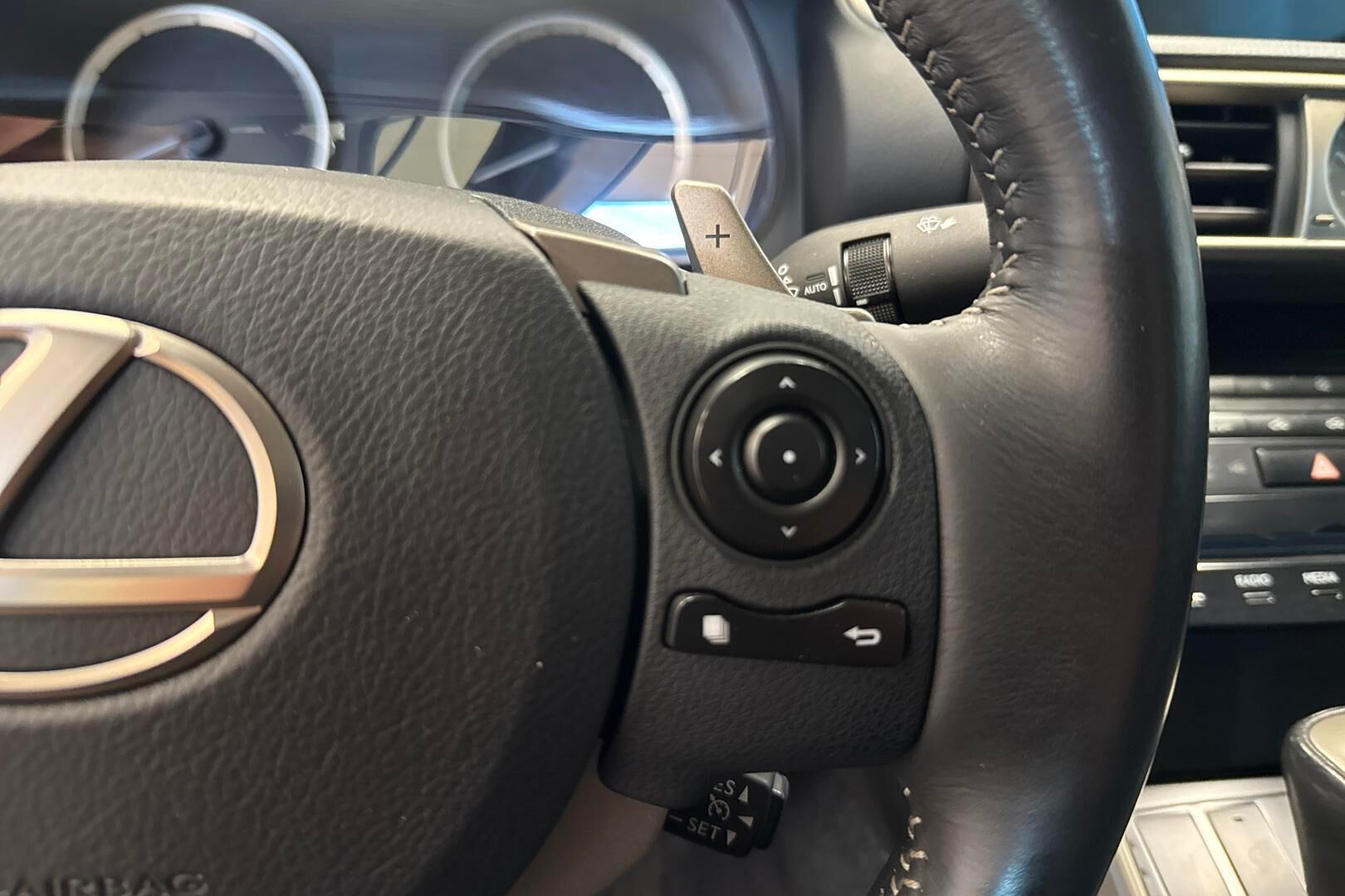 LEXUS IS iso kuva 18
