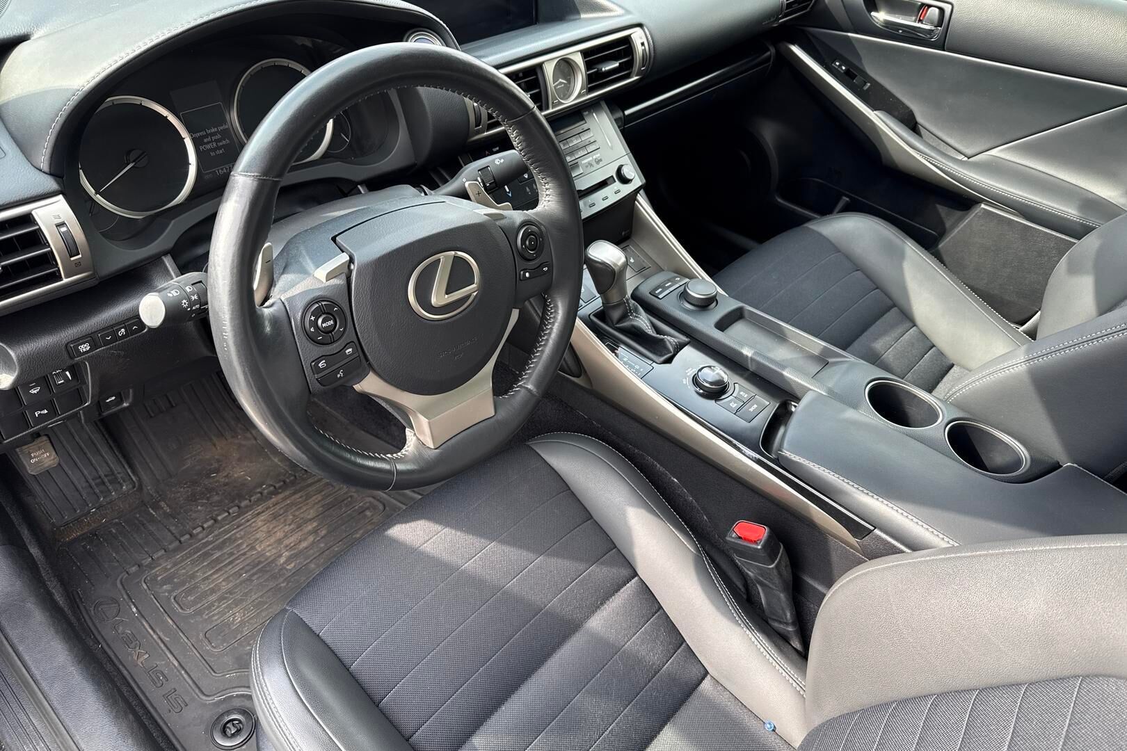LEXUS IS iso kuva 2