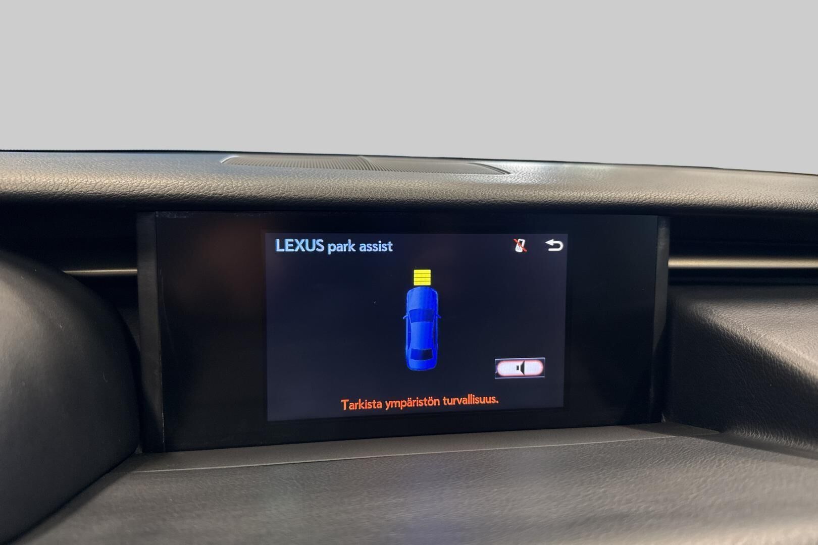 LEXUS IS iso kuva 21