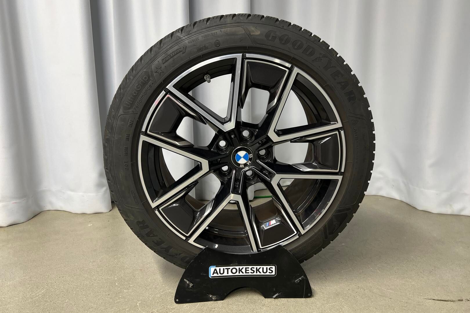 BMW I4 M50 iso kuva 23