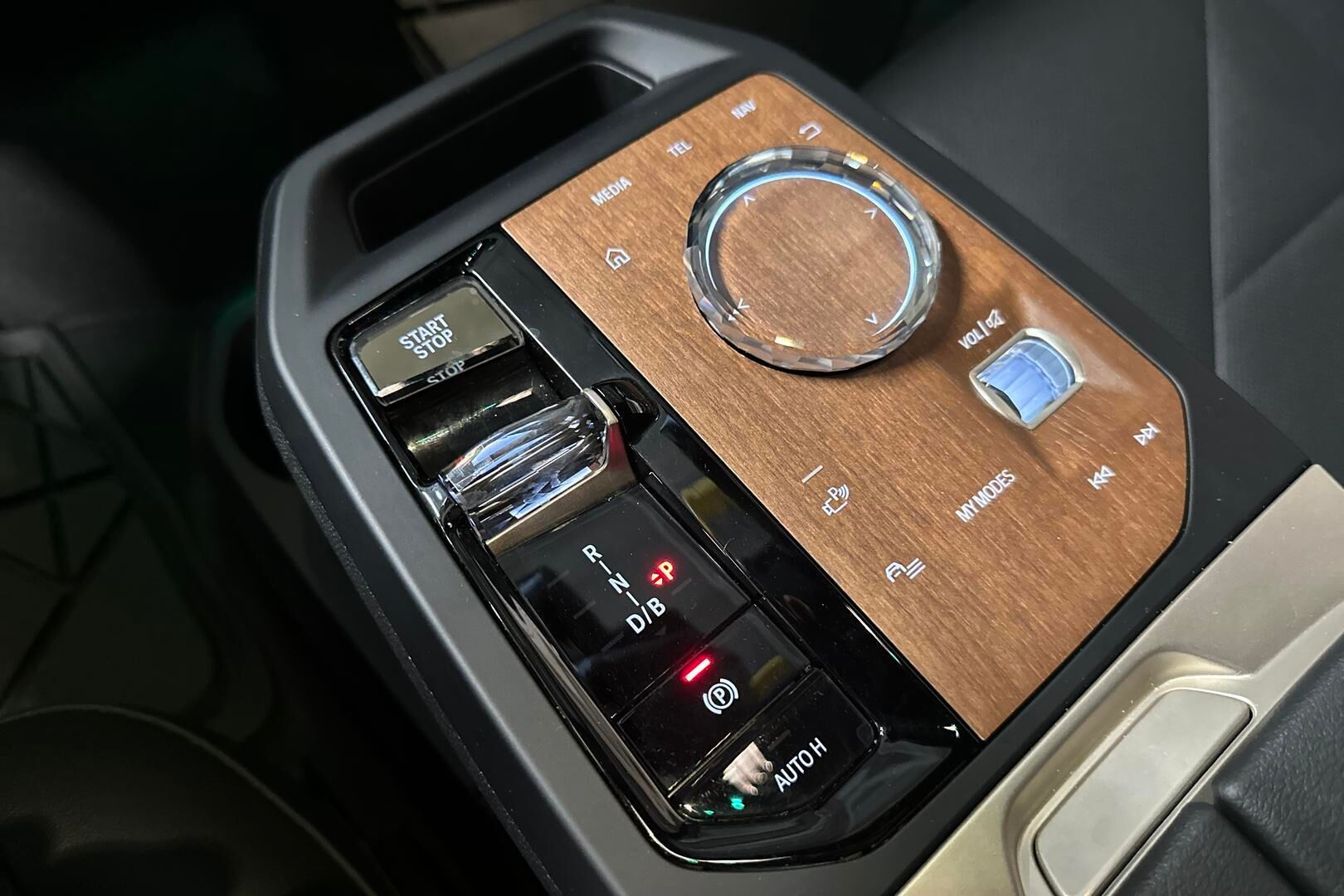 BMW iX iso kuva 26