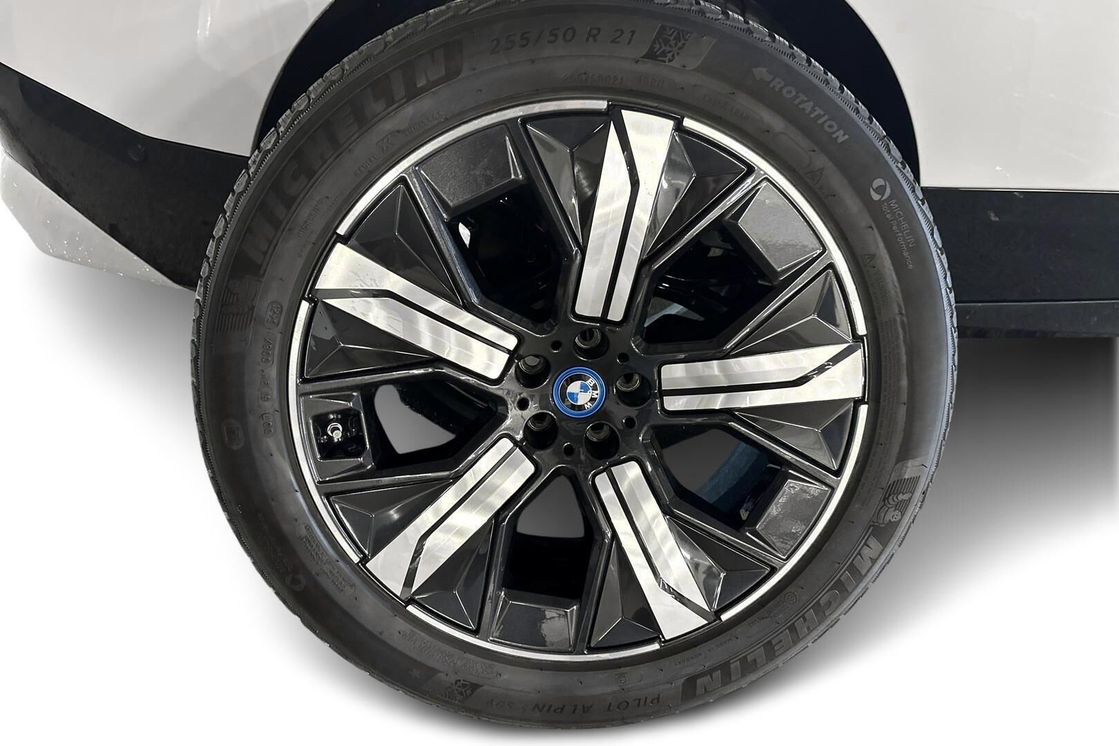 BMW iX iso kuva 28