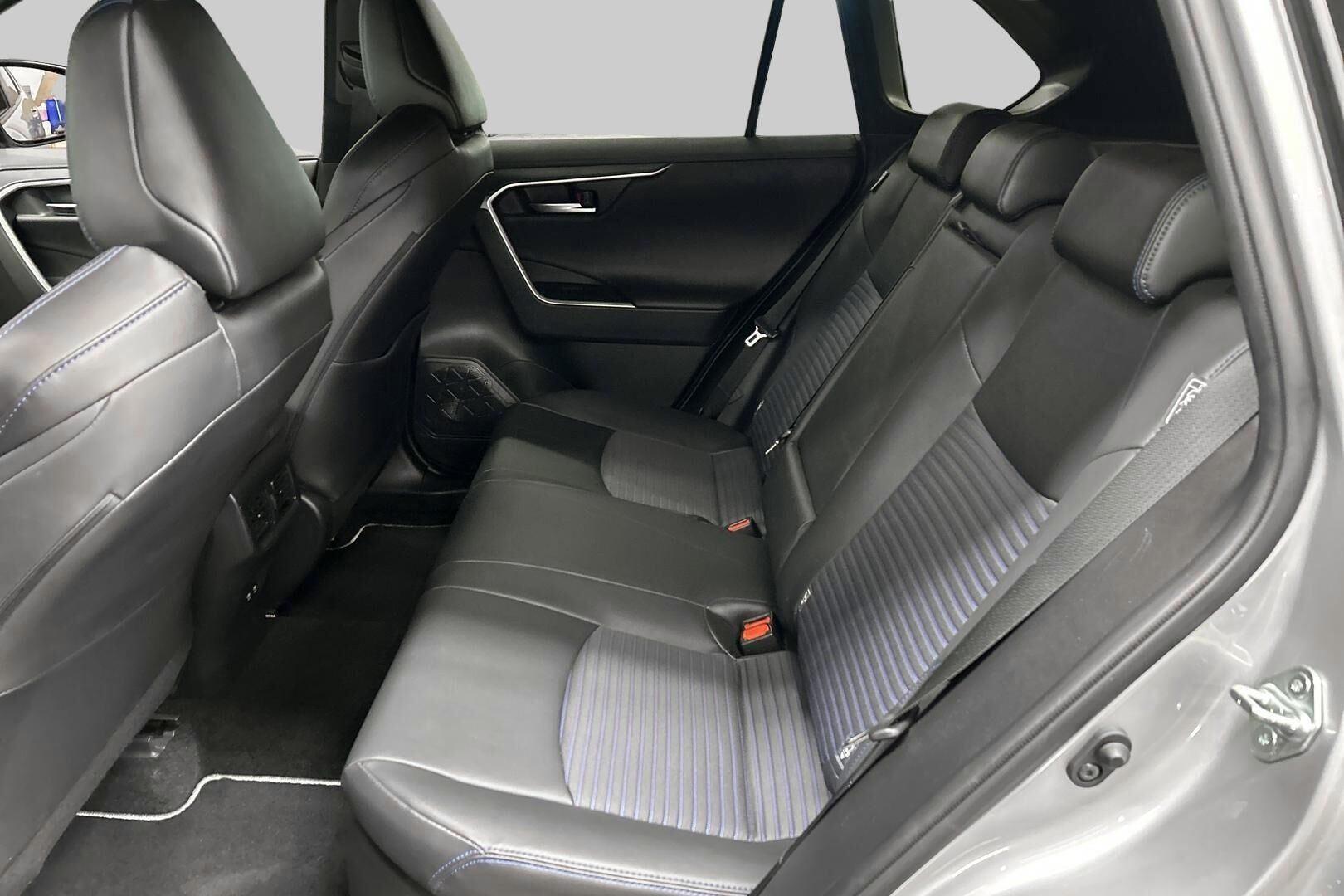 TOYOTA RAV4 iso kuva 10