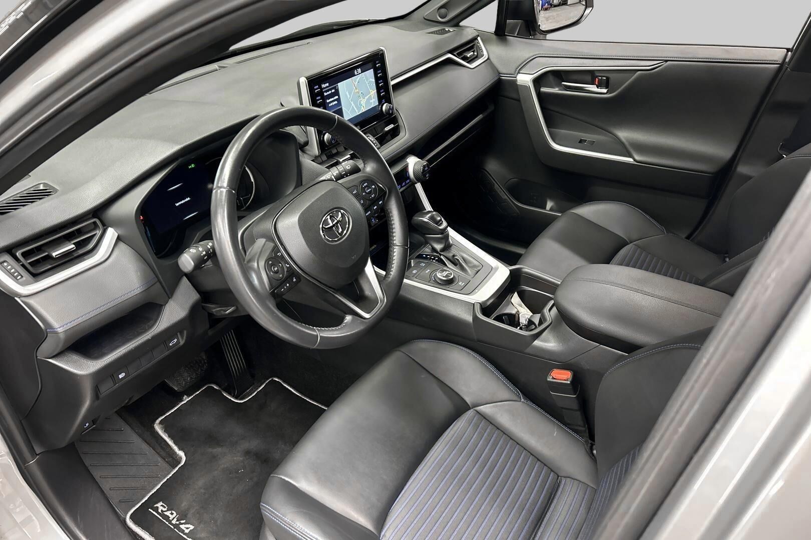 TOYOTA RAV4 iso kuva 9