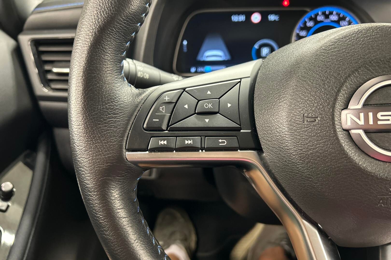 NISSAN LEAF iso kuva 19