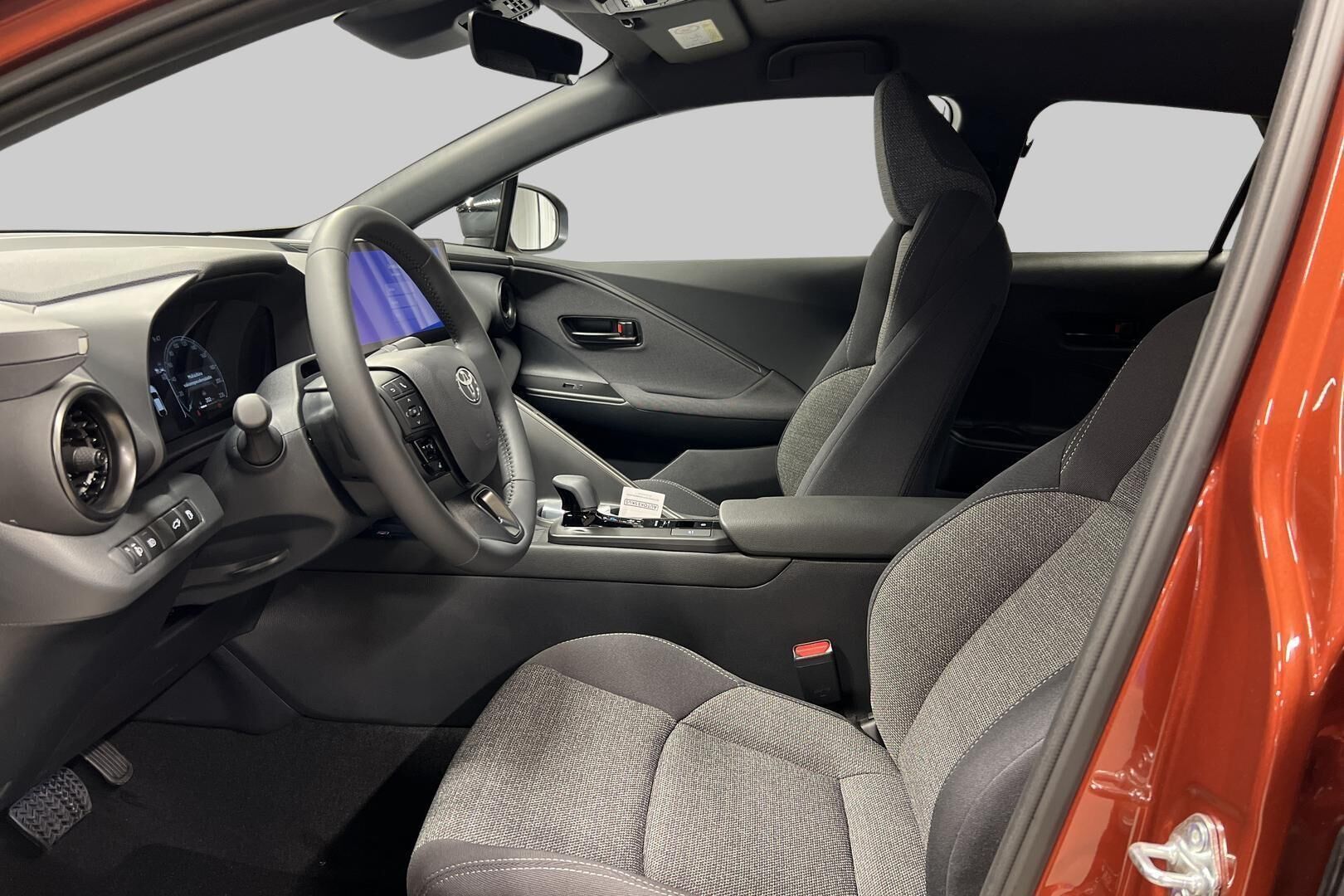Toyota C-HR iso kuva 6