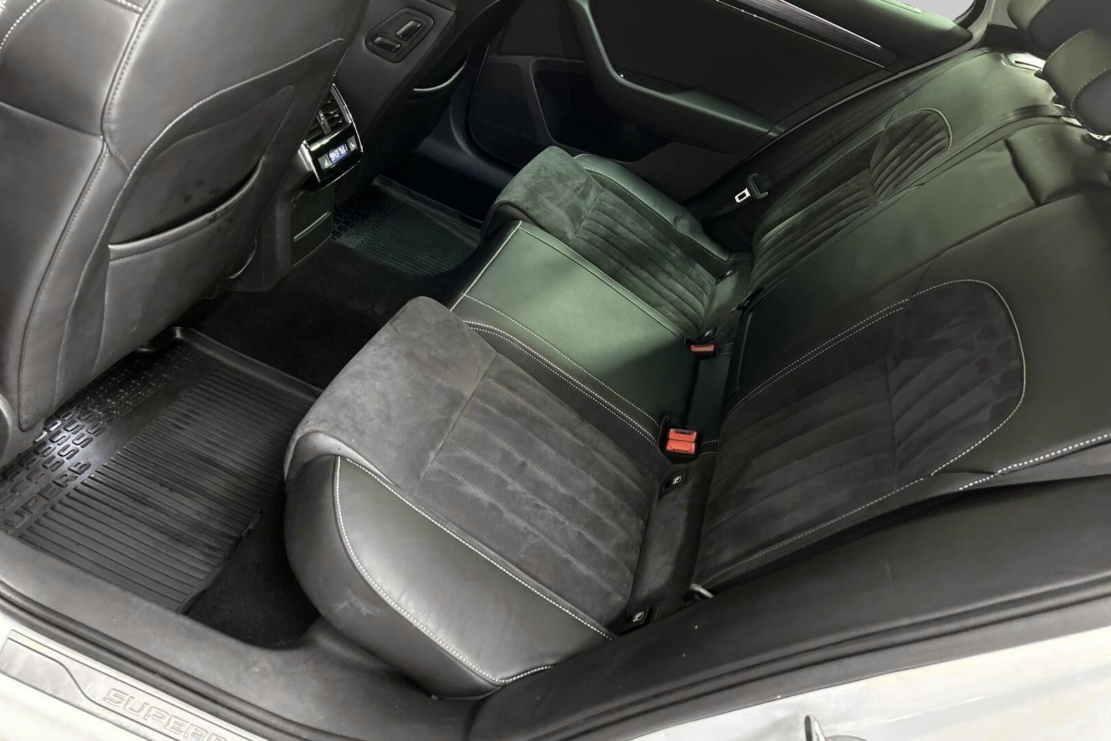 Skoda Superb iso kuva 10