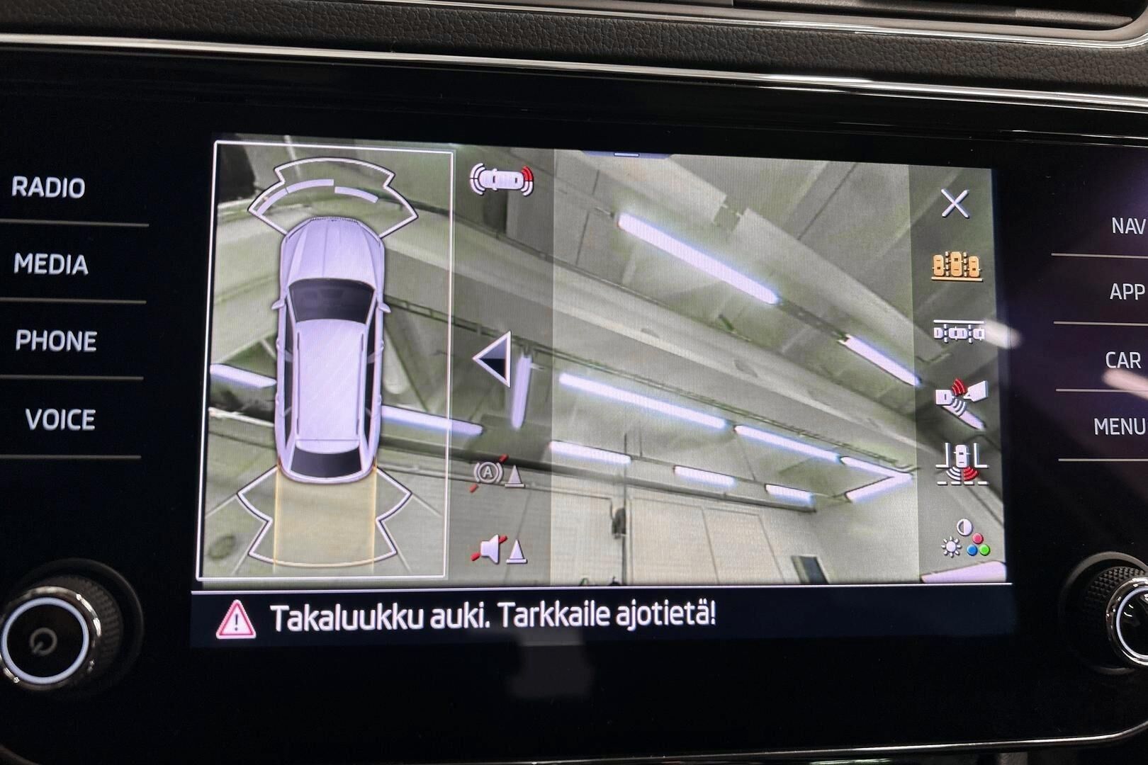 Skoda Superb iso kuva 16