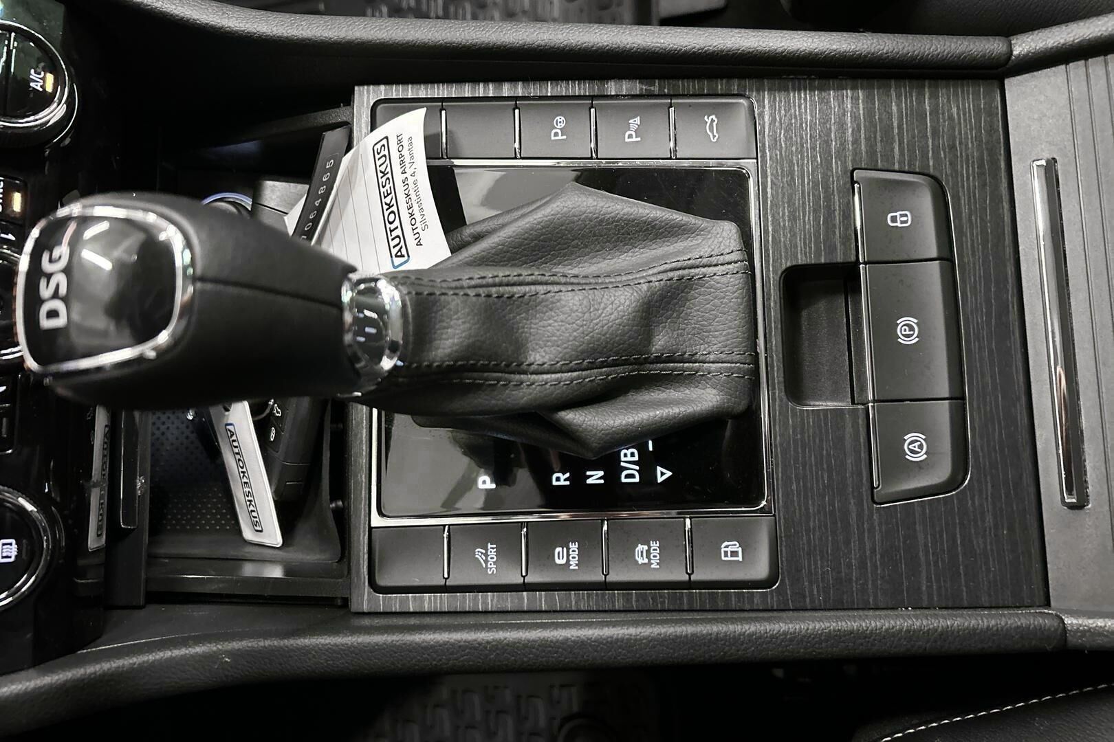 Skoda Superb iso kuva 19