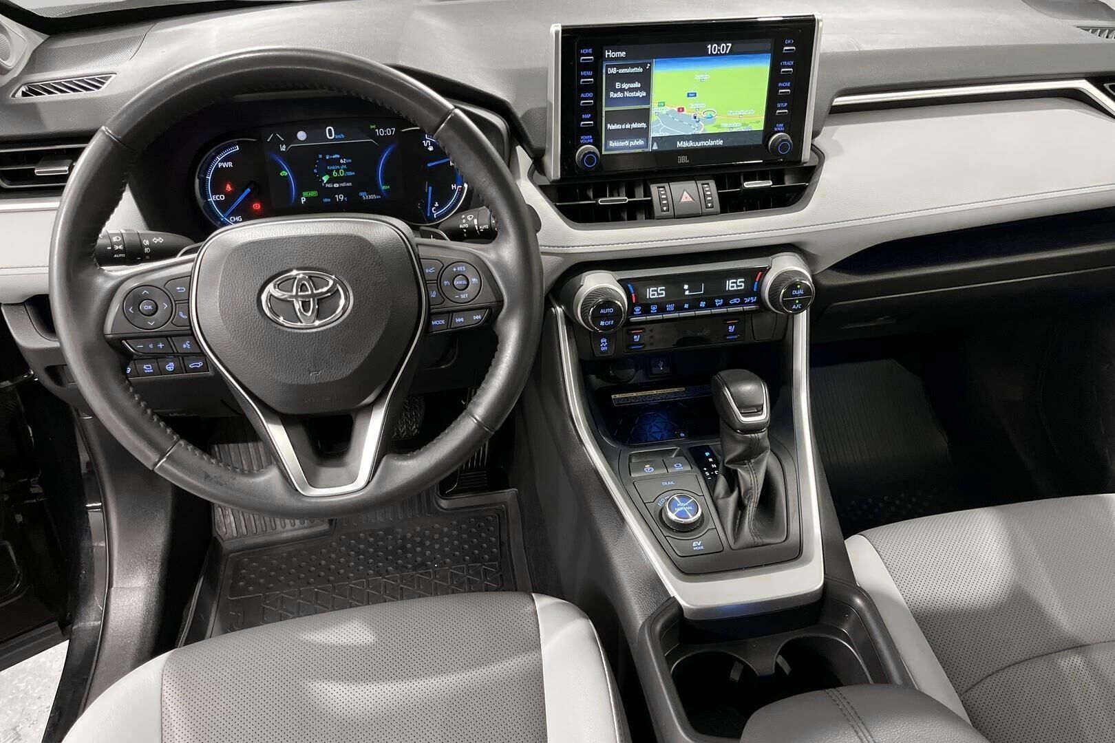 Toyota RAV4 iso kuva 8