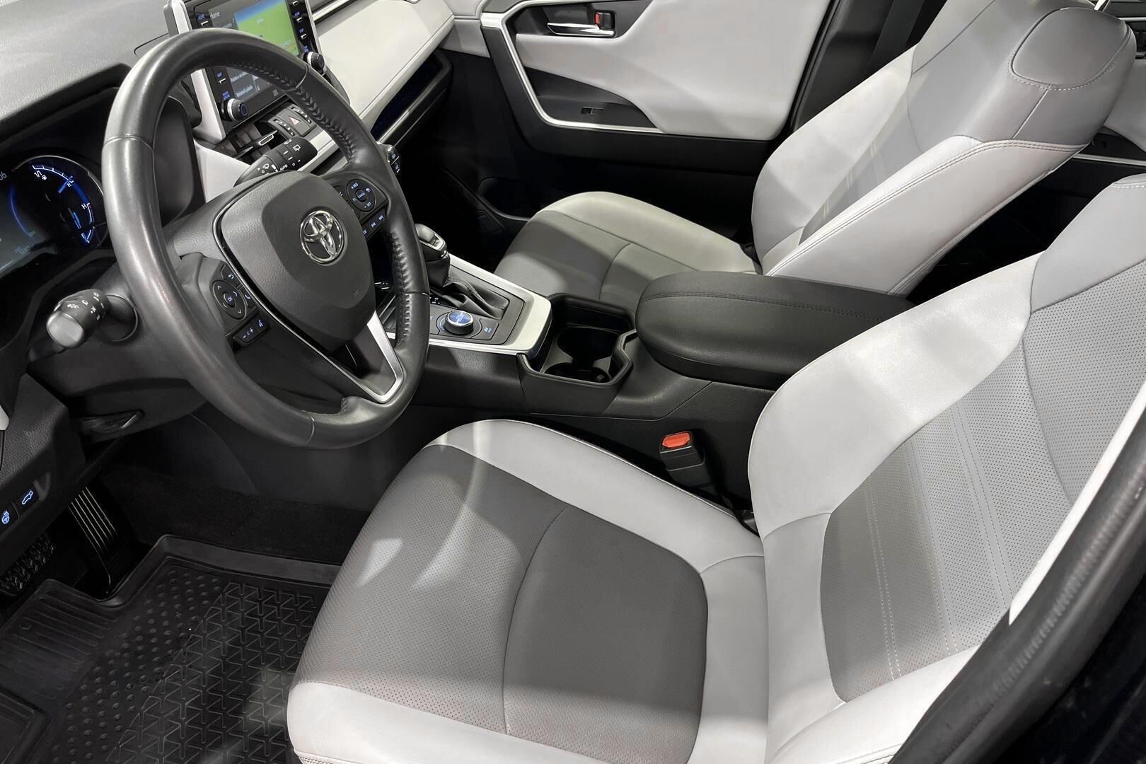 Toyota RAV4 iso kuva 7
