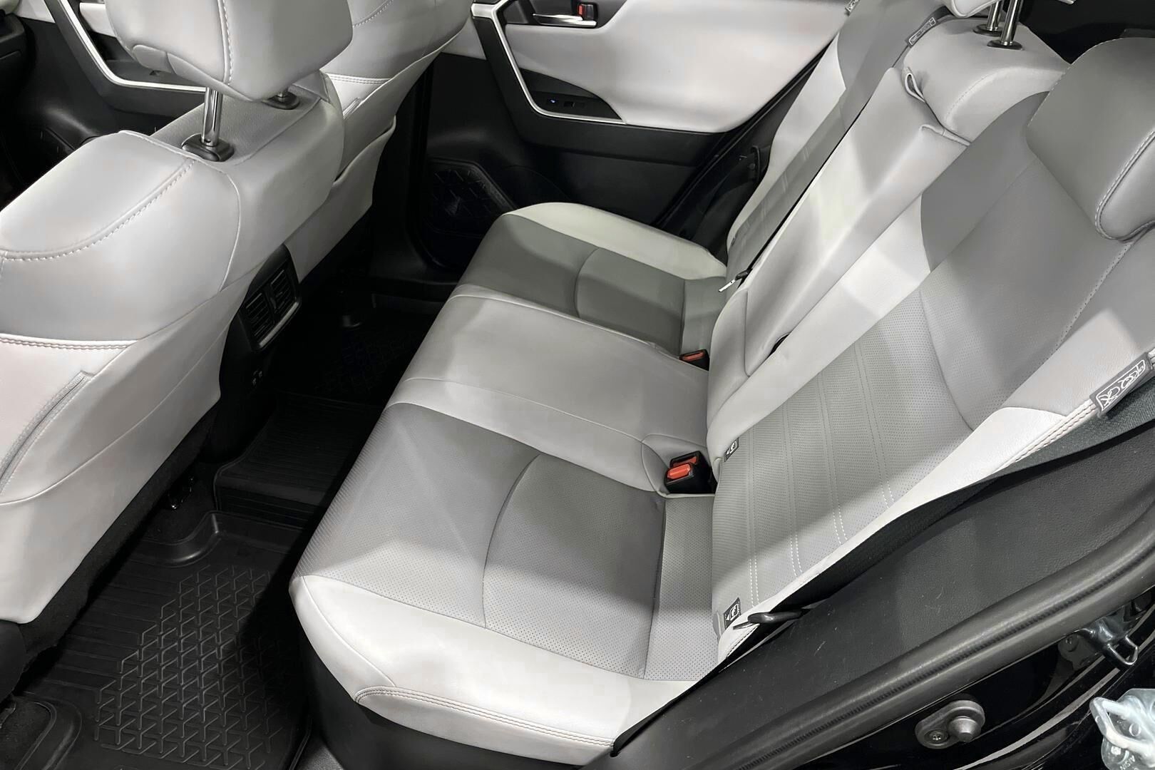 Toyota RAV4 iso kuva 13