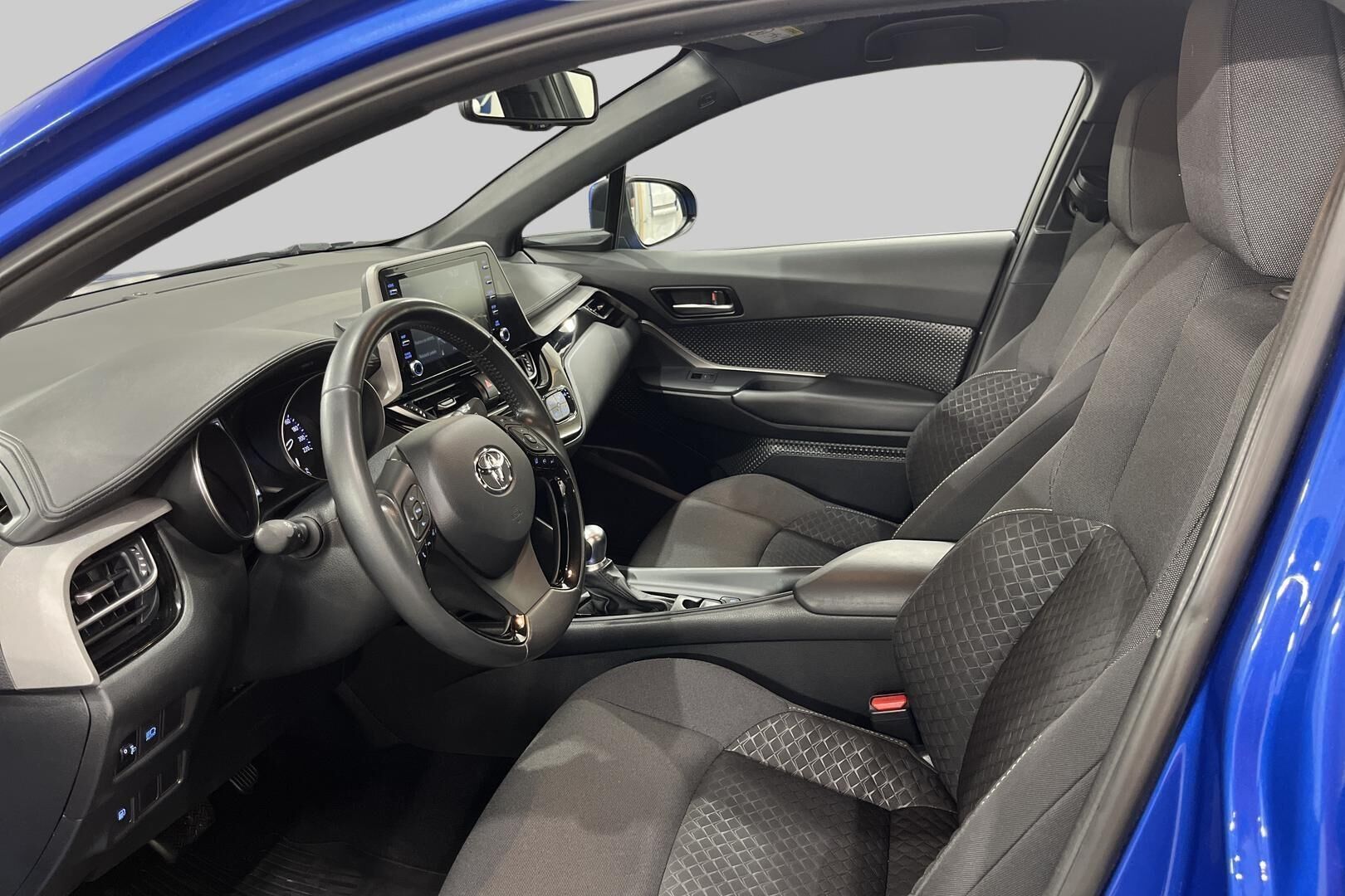 Toyota C-HR iso kuva 9