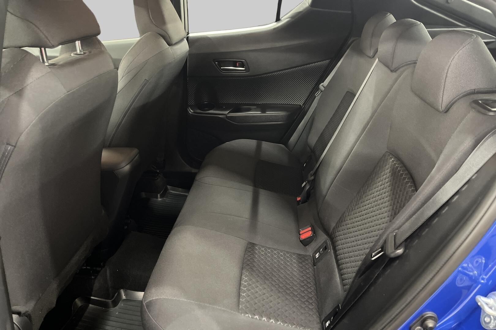 Toyota C-HR iso kuva 10