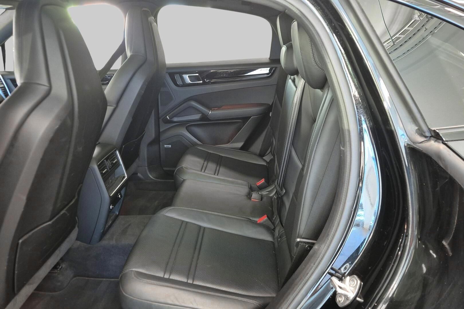 Porsche Cayenne iso kuva 24