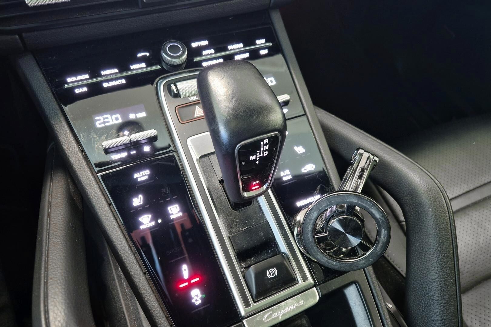 Porsche Cayenne iso kuva 13