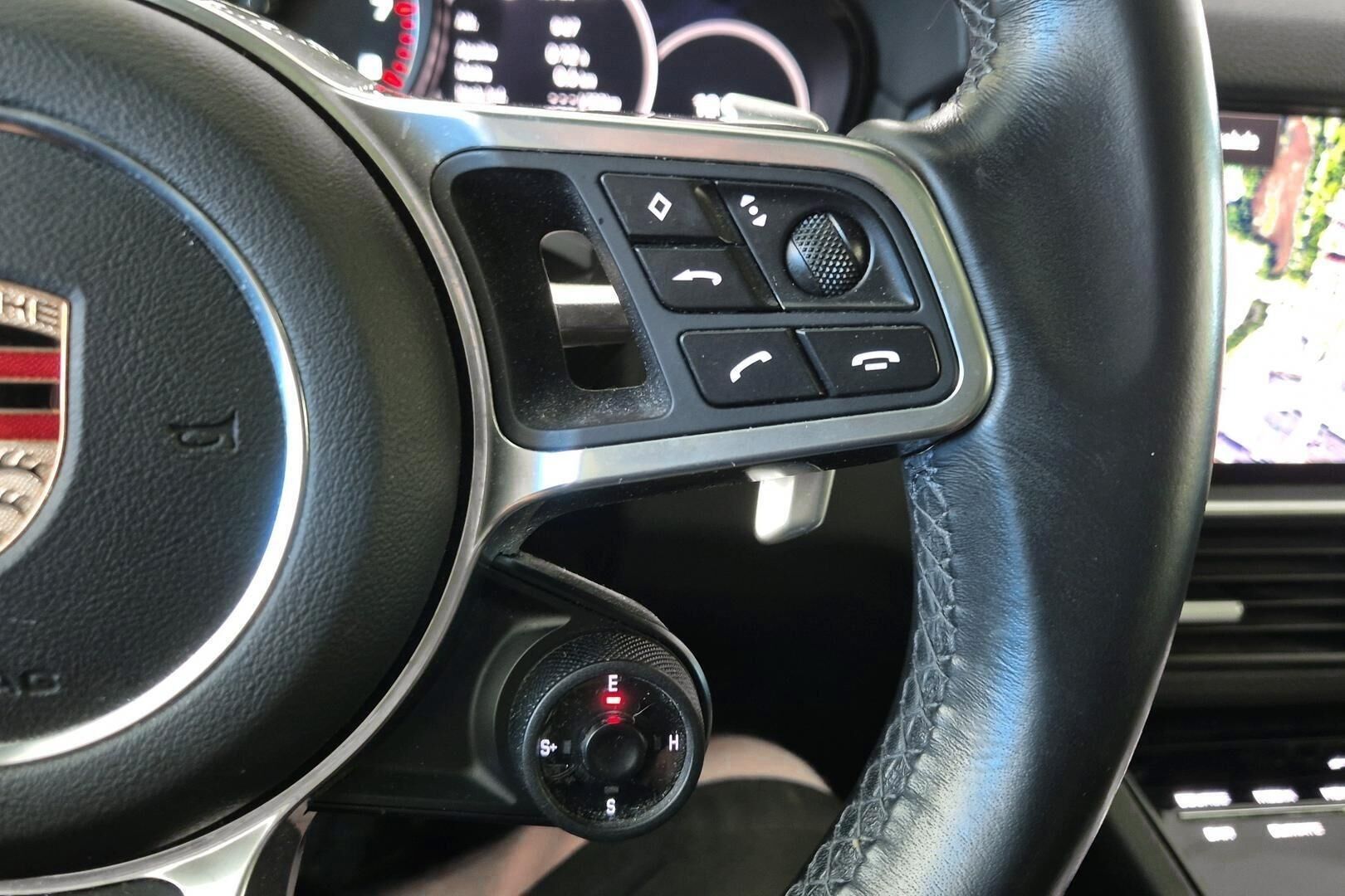 Porsche Cayenne iso kuva 14