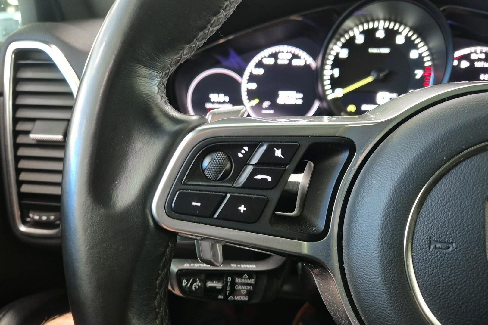 Porsche Cayenne iso kuva 15