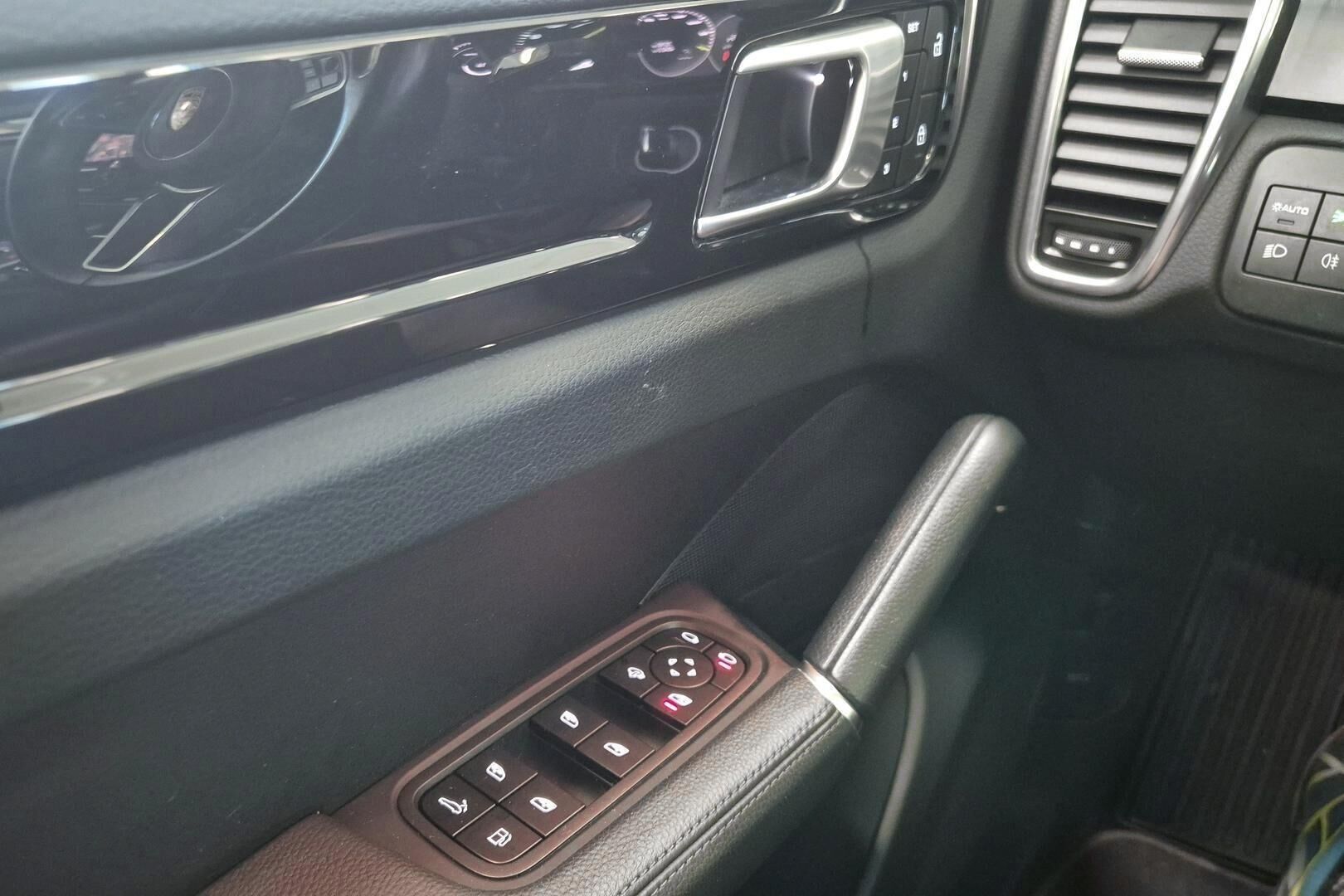 Porsche Cayenne iso kuva 16