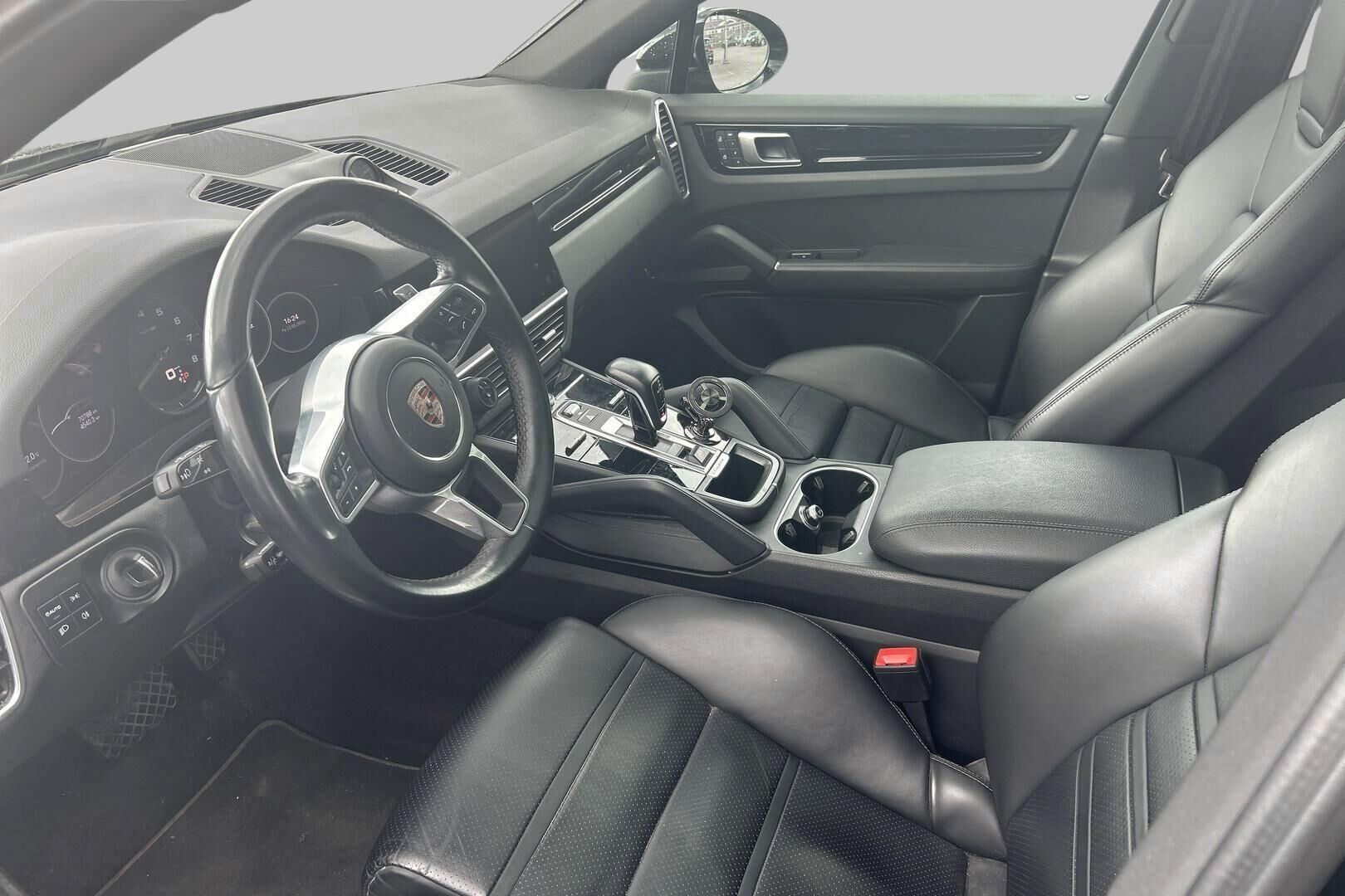 Porsche Cayenne iso kuva 2