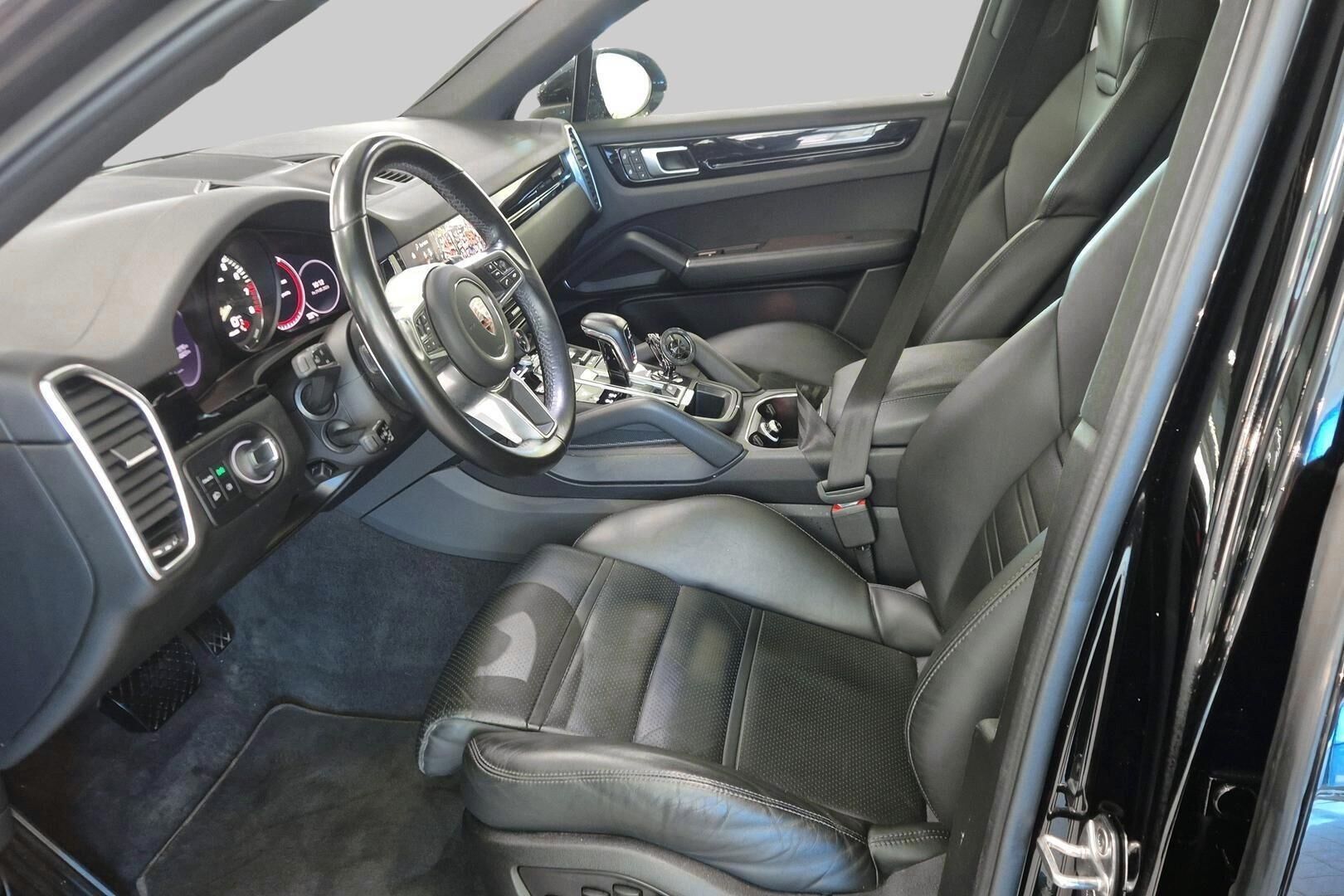 Porsche Cayenne iso kuva 23