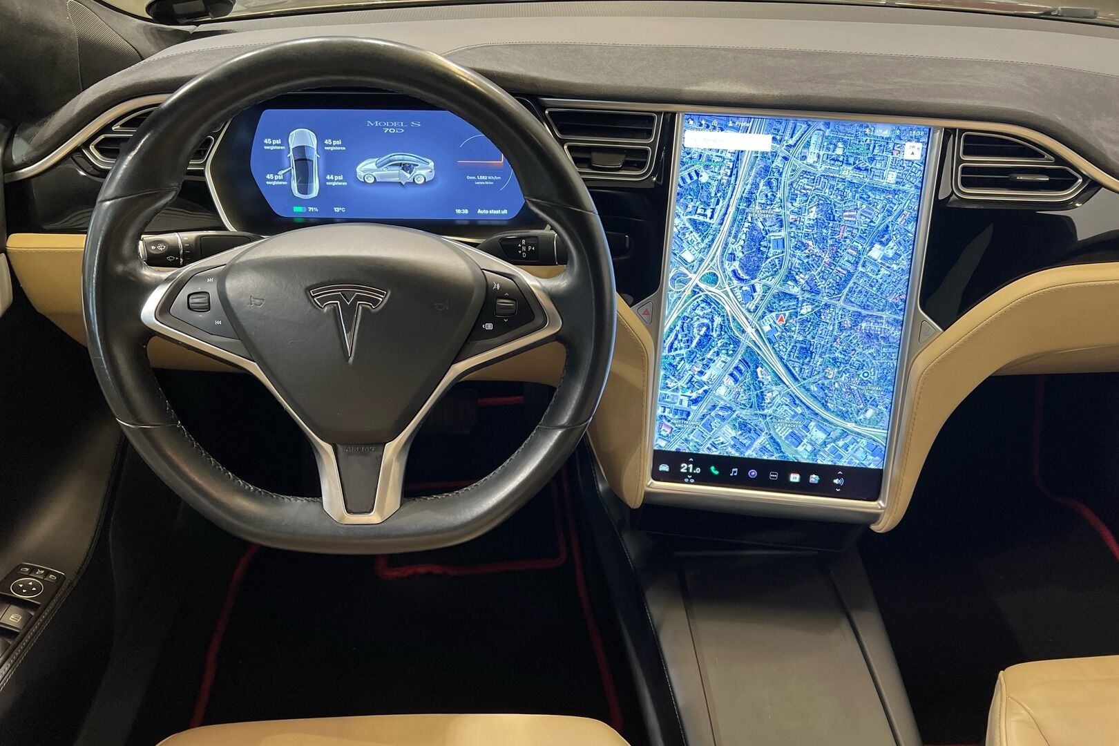 Tesla Model S iso kuva 10