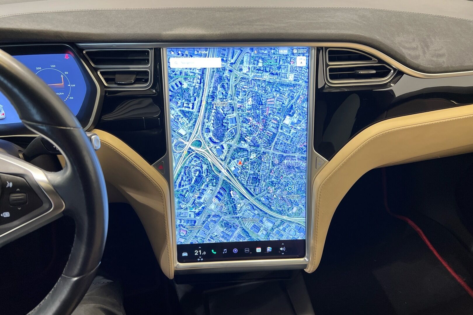 Tesla Model S iso kuva 12