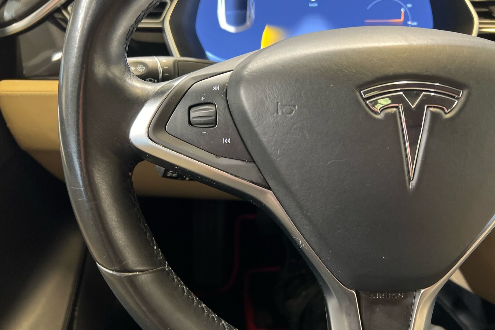 Tesla Model S iso kuva 14