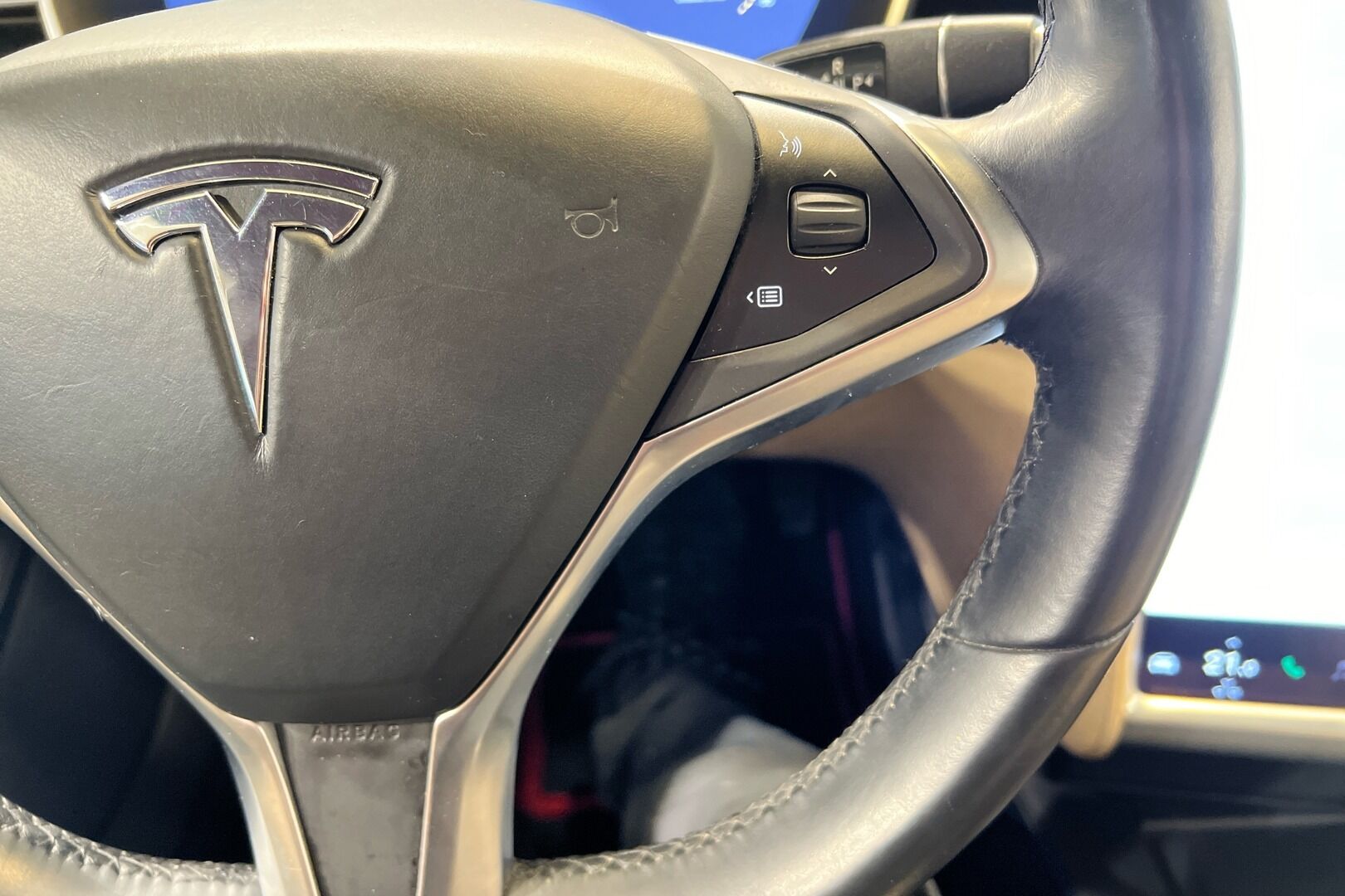 Tesla Model S iso kuva 15